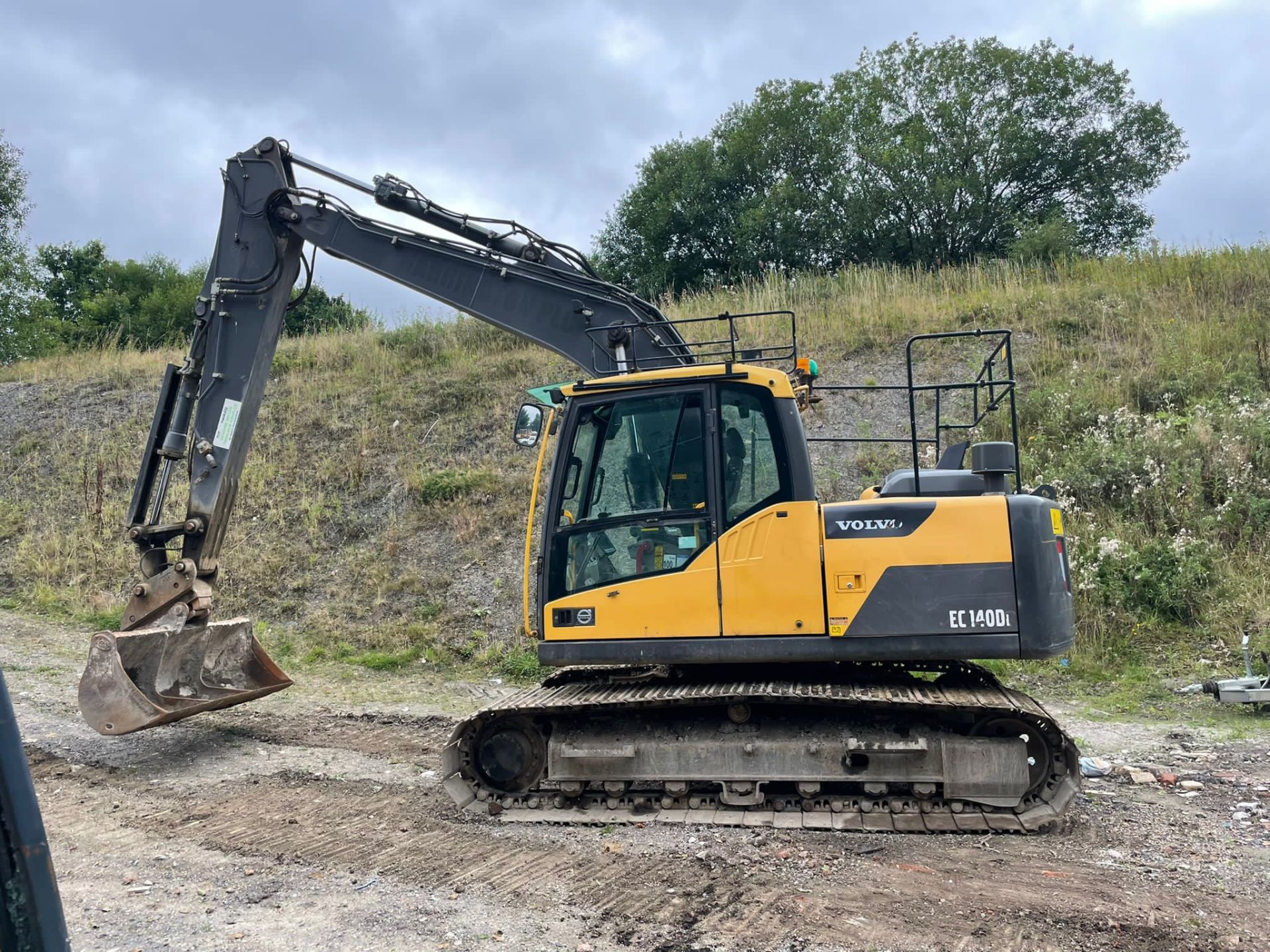 2014 VOLVO EC140DL 14 TON STEEL TRACKED EXCAVATOR, RUNS DRIVES AND DIGS, FULLY GLASS CAB *PLUS VAT* - Image 2 of 7