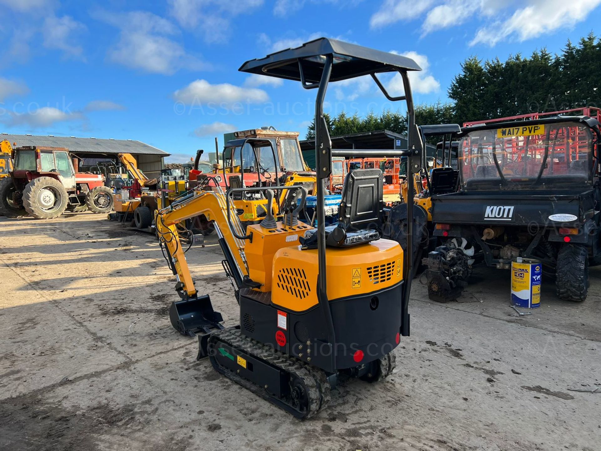 NEW AND UNUSED ATTACK AT10 1 TON DIESEL MINI DIGGER, RUNS DRIVES AND DIGS, CANOPY *PLUS VAT* - Image 7 of 14