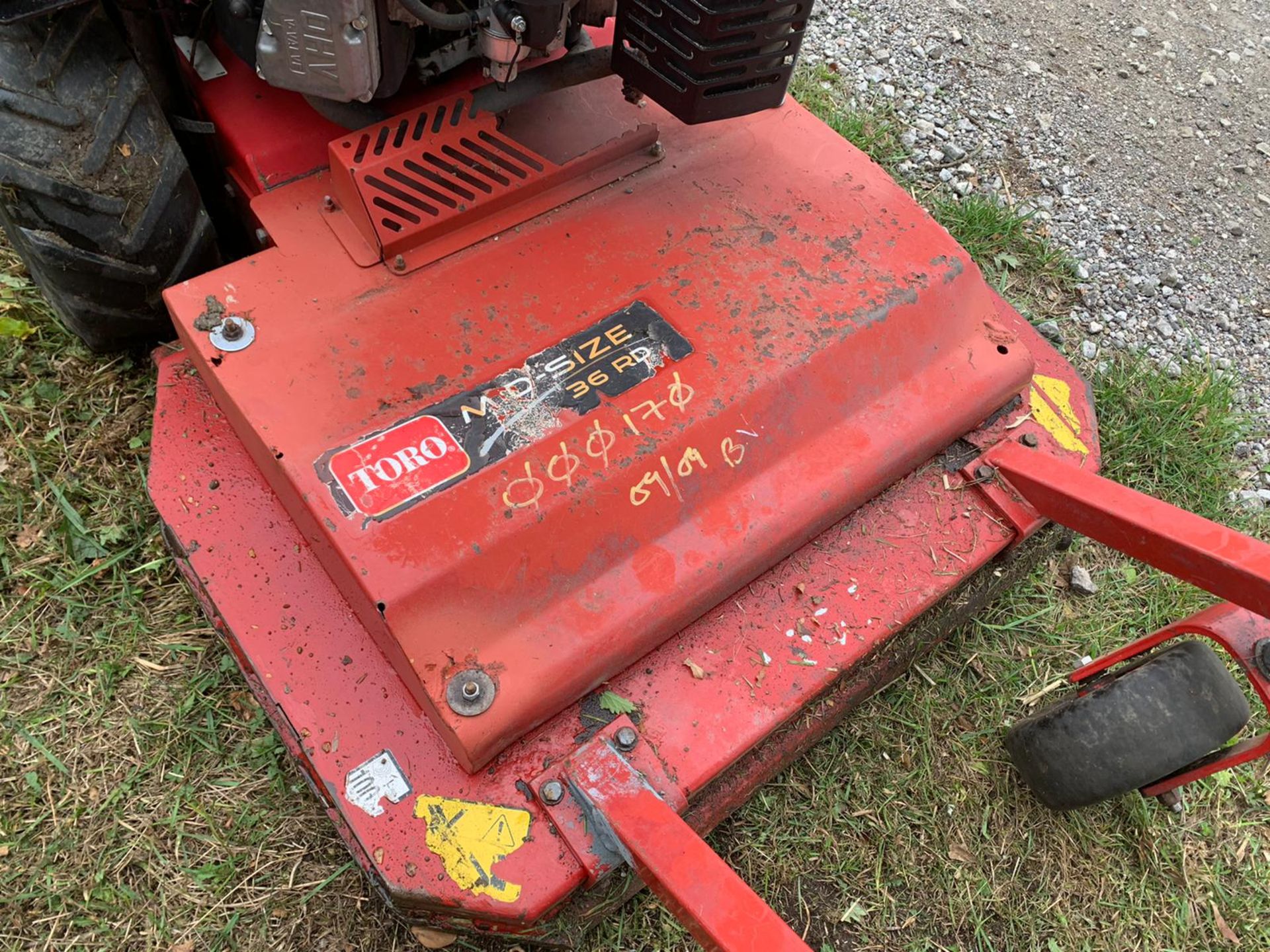 TORO 36" WALK BEHIND PEDESTRIAN MOWER, RUNS DRIVES AND CUTS WELL, PULL OR ELECTRIC START - Image 9 of 10