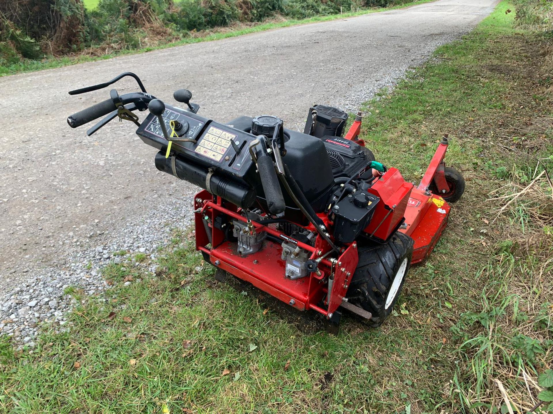 TORO 36" WALK BEHIND PEDESTRIAN MOWER, RUNS DRIVES AND CUTS WELL, PULL OR ELECTRIC START - Image 5 of 10
