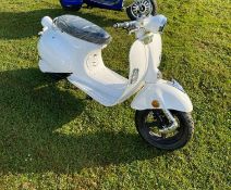 2021 ROMA WHITE ELECTRIC RETRO STYLE SCOOTER, 3000W, *PLUS VAT*