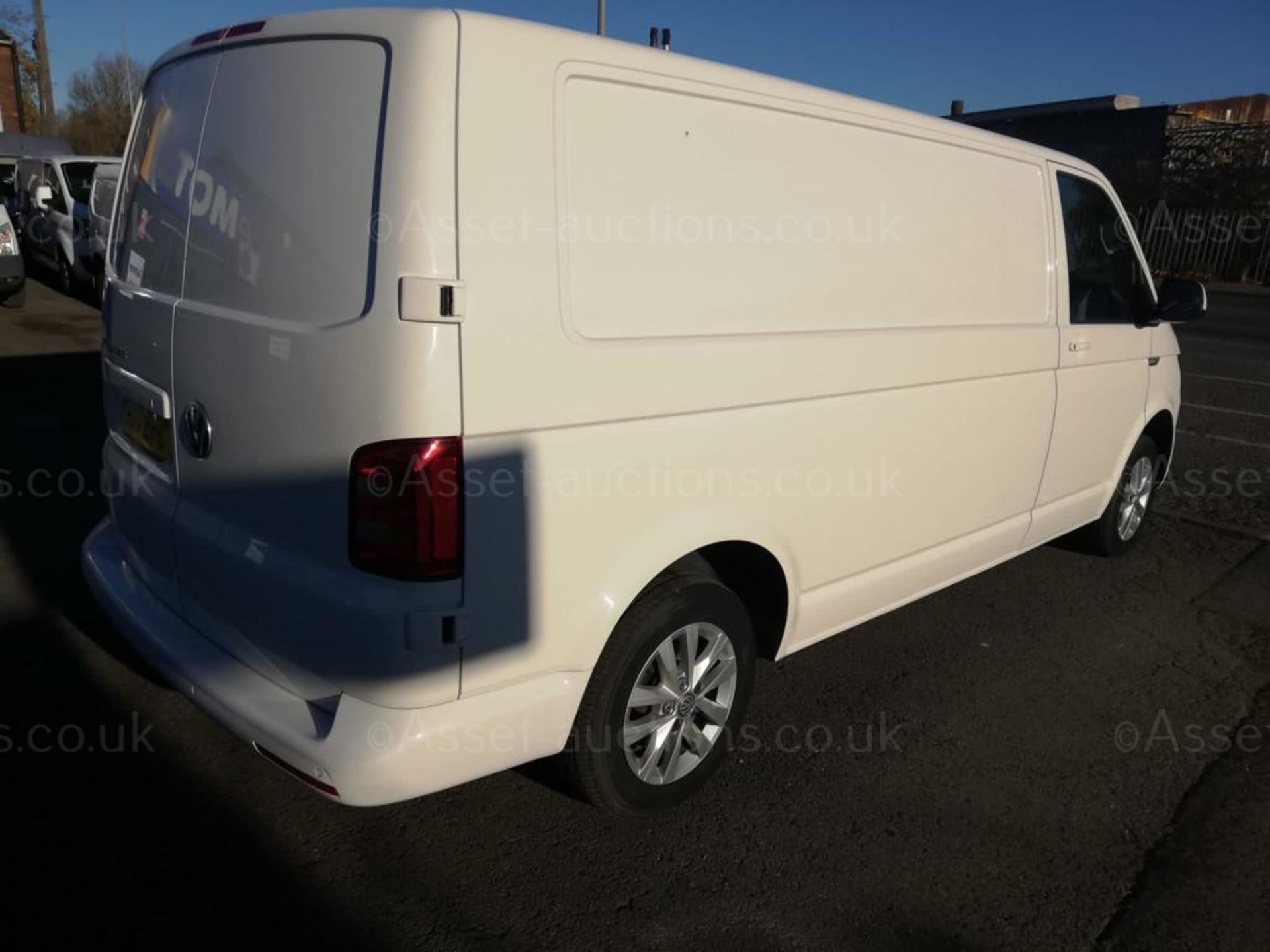 2017 VOLKSWAGEN TRANSPORTER T30 H-LN TDI WHITE PANEL VAN, 2.0 DIESEL, 126K MILES *PLUS VAT* - Image 7 of 12