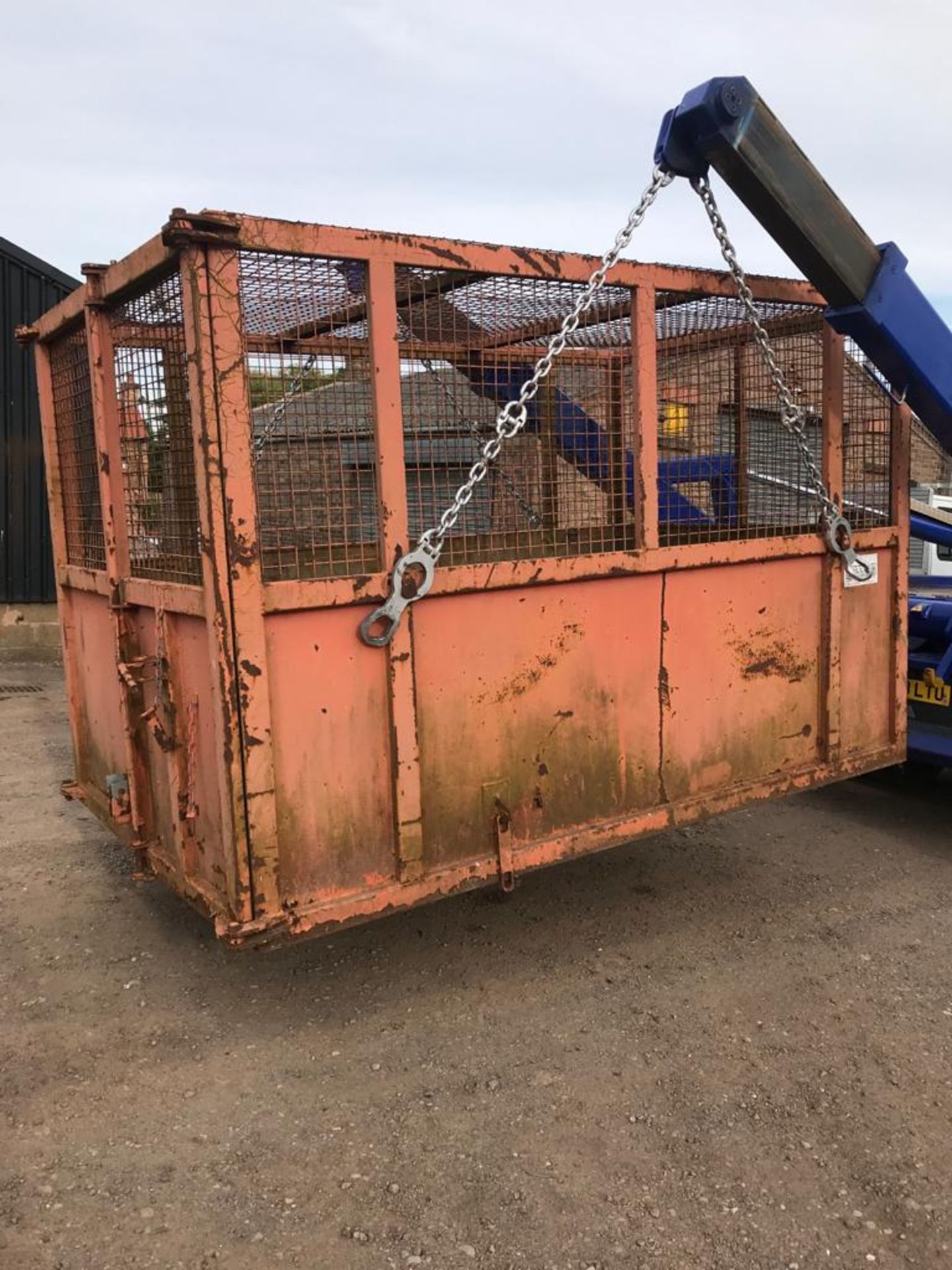 ENCLOSED 14 YARD CHAIN LIFT SKIP VGC, 4 YEARS OLD, £2500 WHEN BOUGHT NEW *NO VAT*