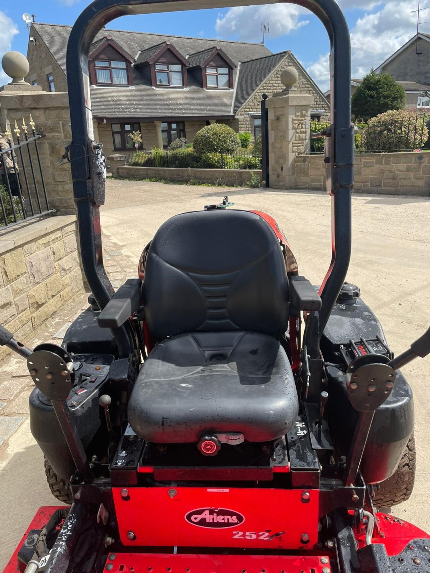 ARIENS 252 ZERO TURN DIESEL MOWER, RUNS DRIVES AND CUTS, VANGUARD 3 CYLINDER DIESEL ENGINE *PLUS VAT - Image 6 of 6