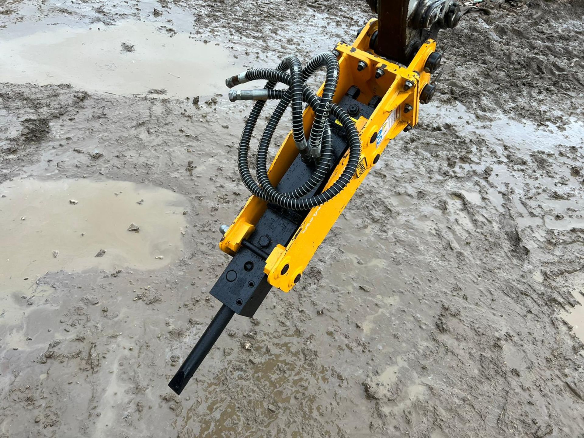 NEW AND UNUSED 2020 HMB ROCK BREAKER, PIPES AND CHISEL ARE INCLUDED, 35MM PINS *PLUS VAT* - Image 3 of 4