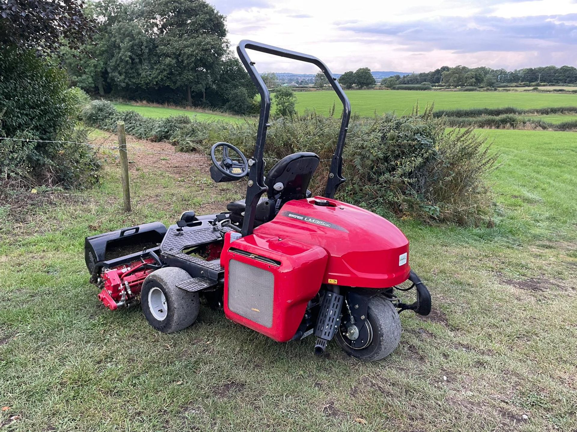 2014 BARONESS LM315GC 3WD CYLINDER MOWER WITH GRASS BOXES, RUNS DRIVES CUTS AND COLLECTS WELL - Image 5 of 16