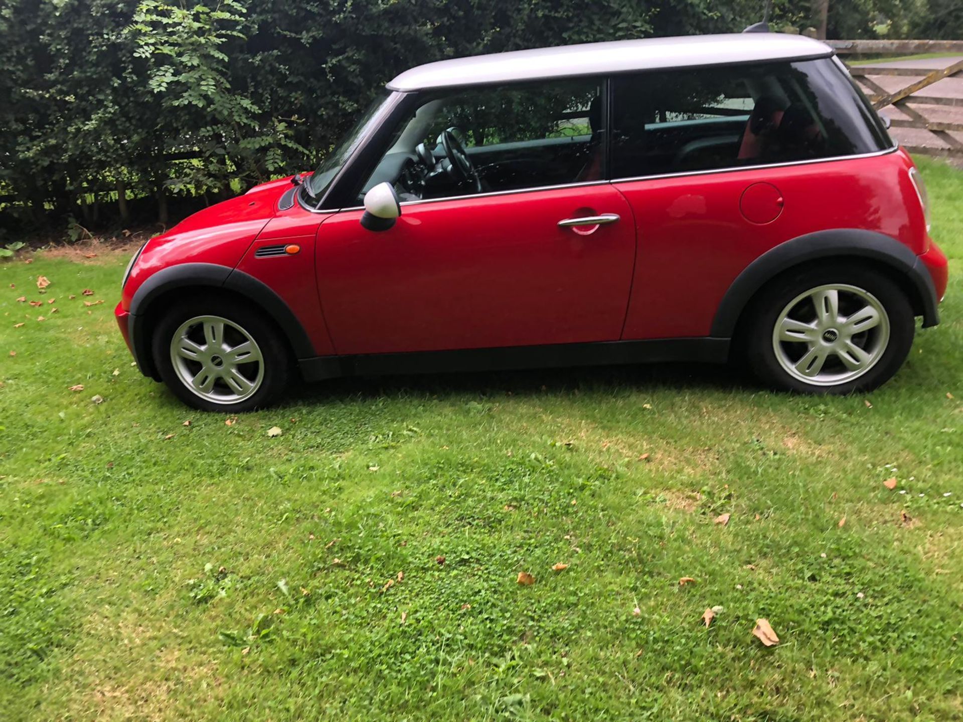 2006 MINI COOPER RED 3 DOOR HATCHBACK, 1.6 PETROL ENGINE, 113,523 MILES *NO VAT* - Image 4 of 12