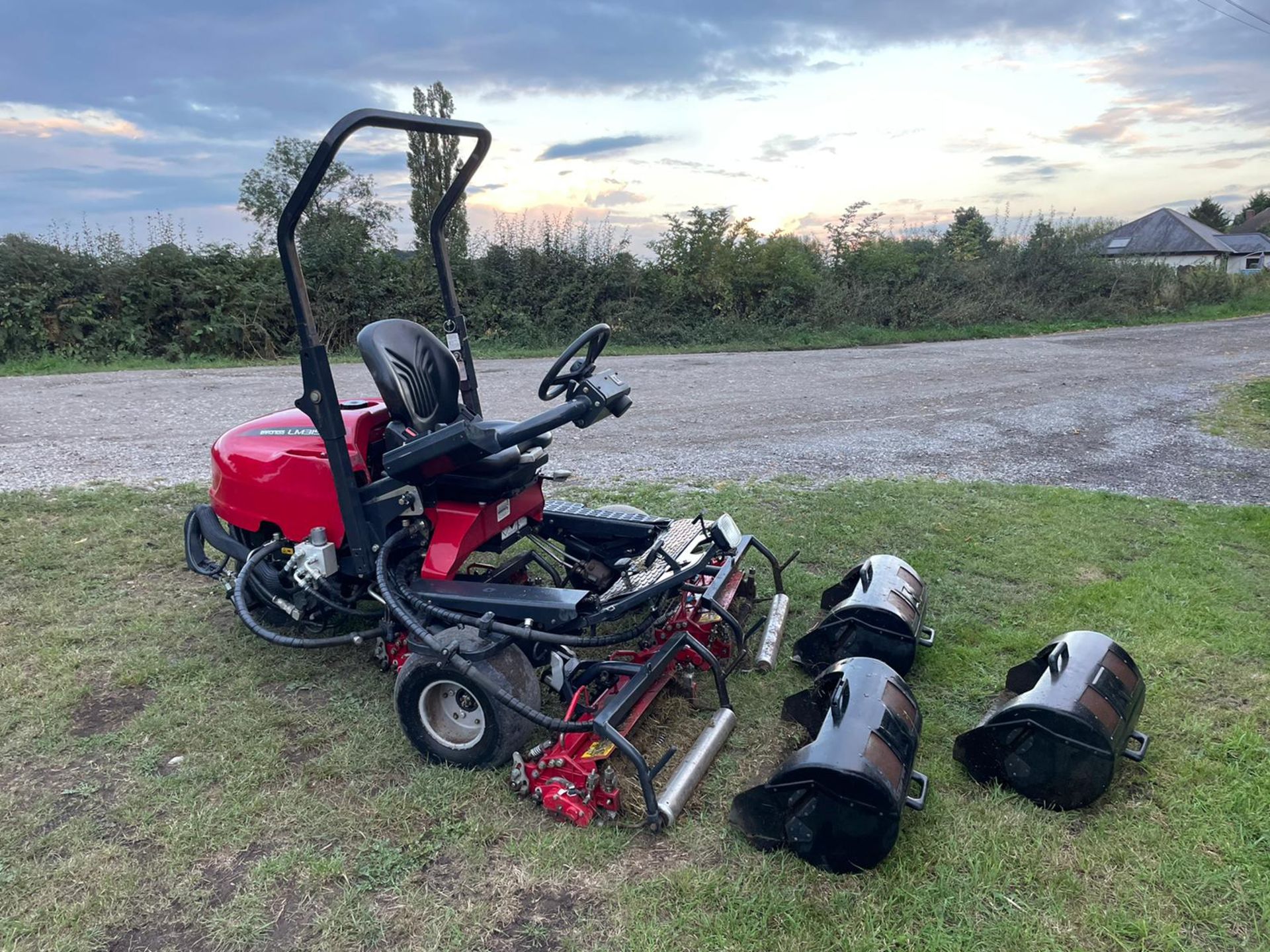 2014 BARONESS LM315GC 3WD CYLINDER MOWER WITH GRASS BOXES, RUNS DRIVES CUTS AND COLLECTS WELL - Image 3 of 16