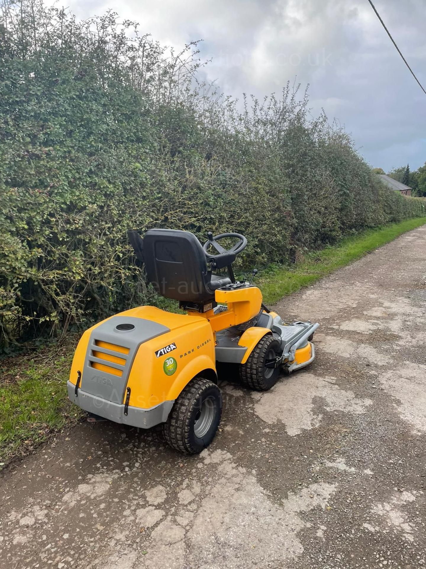 STIGA PARK DIESEL RIDE ON MOWER, RUNS DRIVES AND DIGS, GOOD SOLID 110cm TRIPLE BLADE DECK *PLUS VAT* - Image 6 of 7