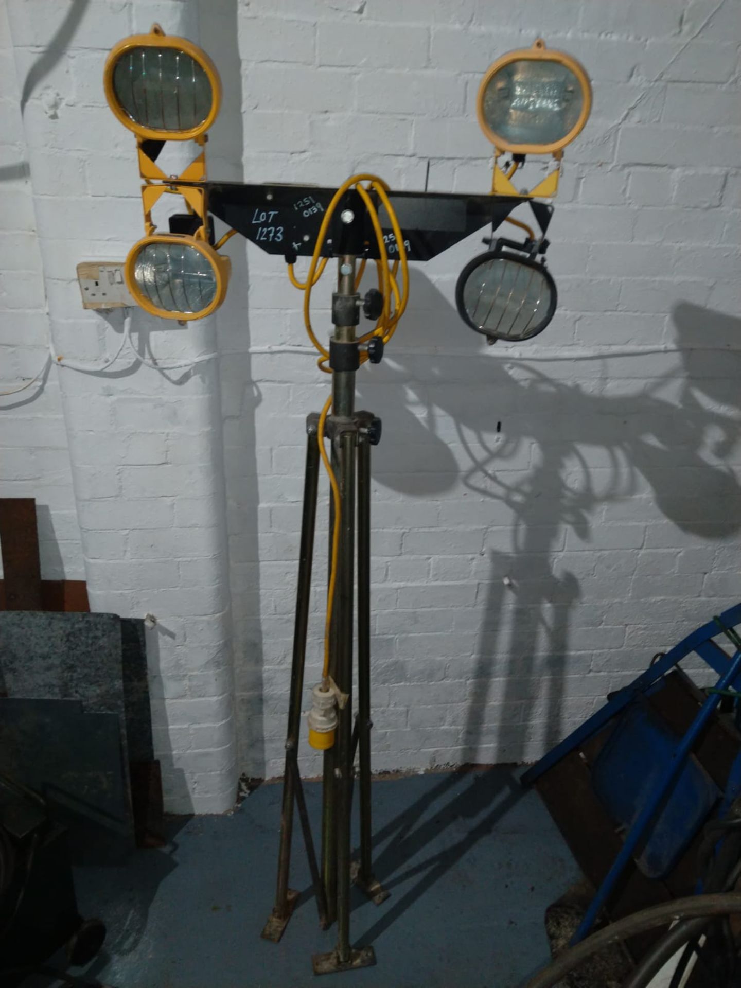 TELESCOPIC SITE LIGHTS, HEAVY DUTY TUBULAR LEGS WITH BOLT DOWN FEET *NO VAT*