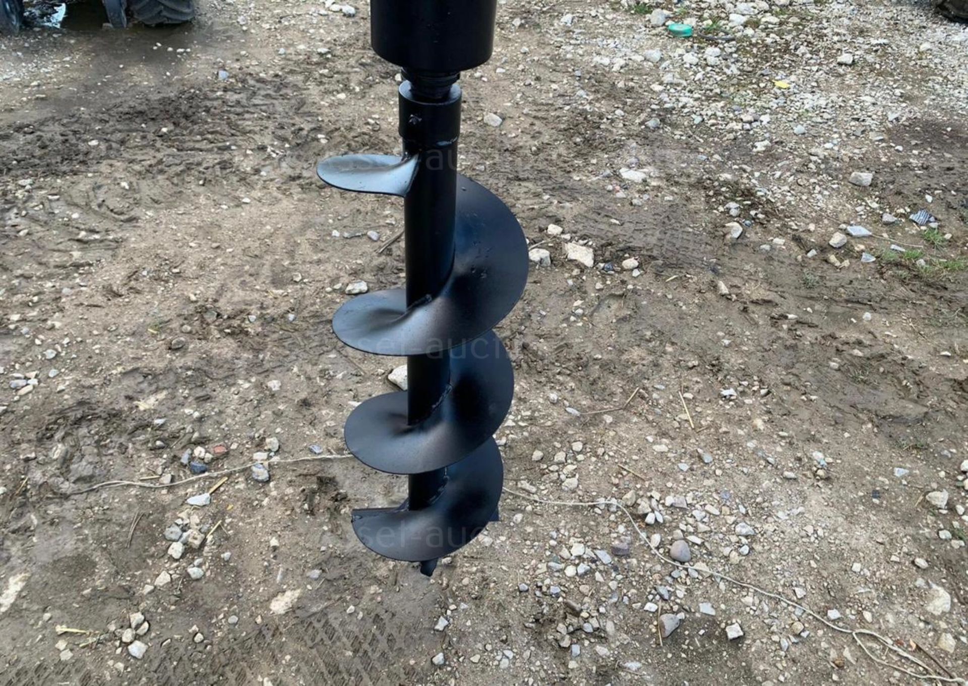NEW AND UNUSED POSTHOLE BORER AND AUGER, HYDRAULIC DRIVEN, 25mm PINS, PIPES INCLUDED *PLUS VAT* - Image 5 of 5