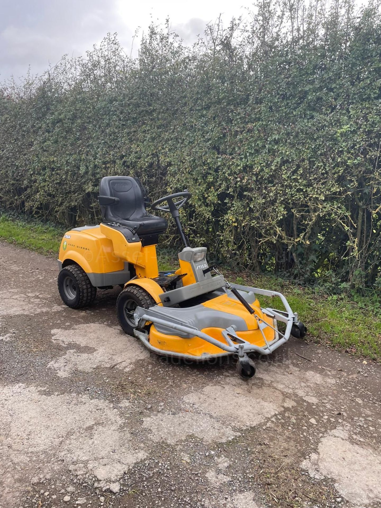 STIGA PARK DIESEL RIDE ON MOWER, RUNS DRIVES AND DIGS, GOOD SOLID 110cm TRIPLE BLADE DECK *PLUS VAT* - Image 2 of 7