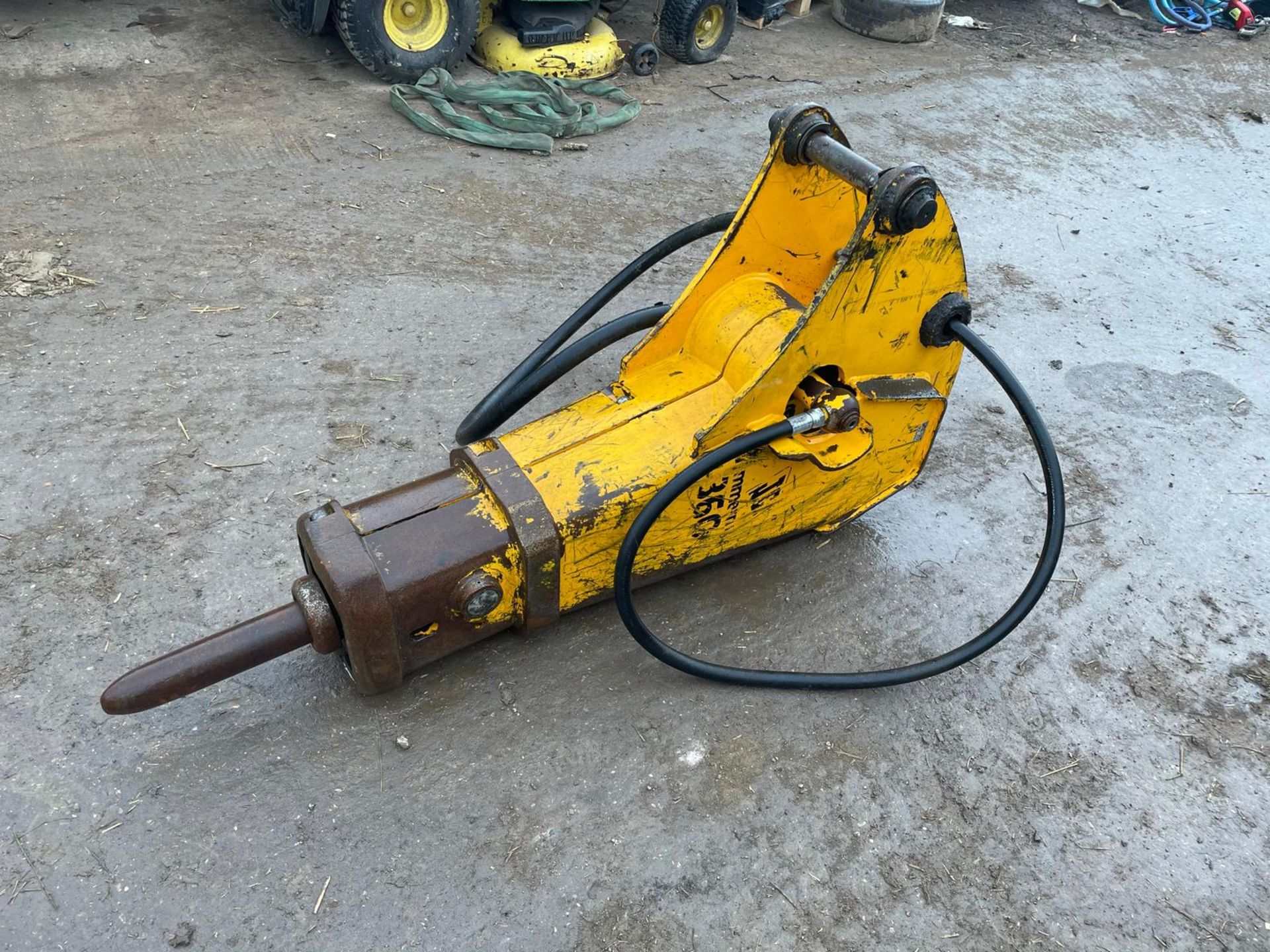 JCB HAMMERMASTER 3600 ROCK BREAKER, 45mm PINS, CHISEL AND PIPES ARE INCLUDED, DIRECT FROM COUNCIL - Image 2 of 7