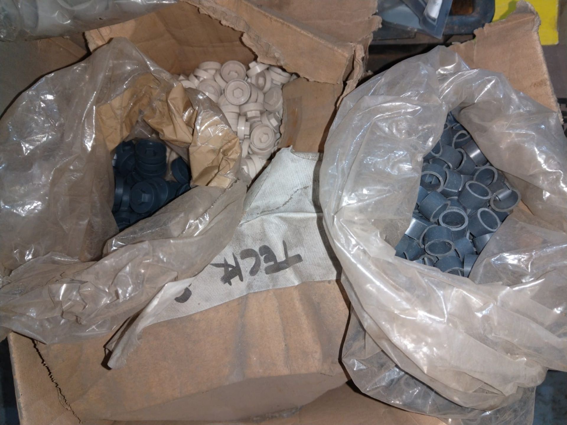 PALLET OF SCREWS, SELF DRILLING SCREWS, SCREW CAPS, WALL PLUGS AND MORE *NO VAT* - Image 4 of 7