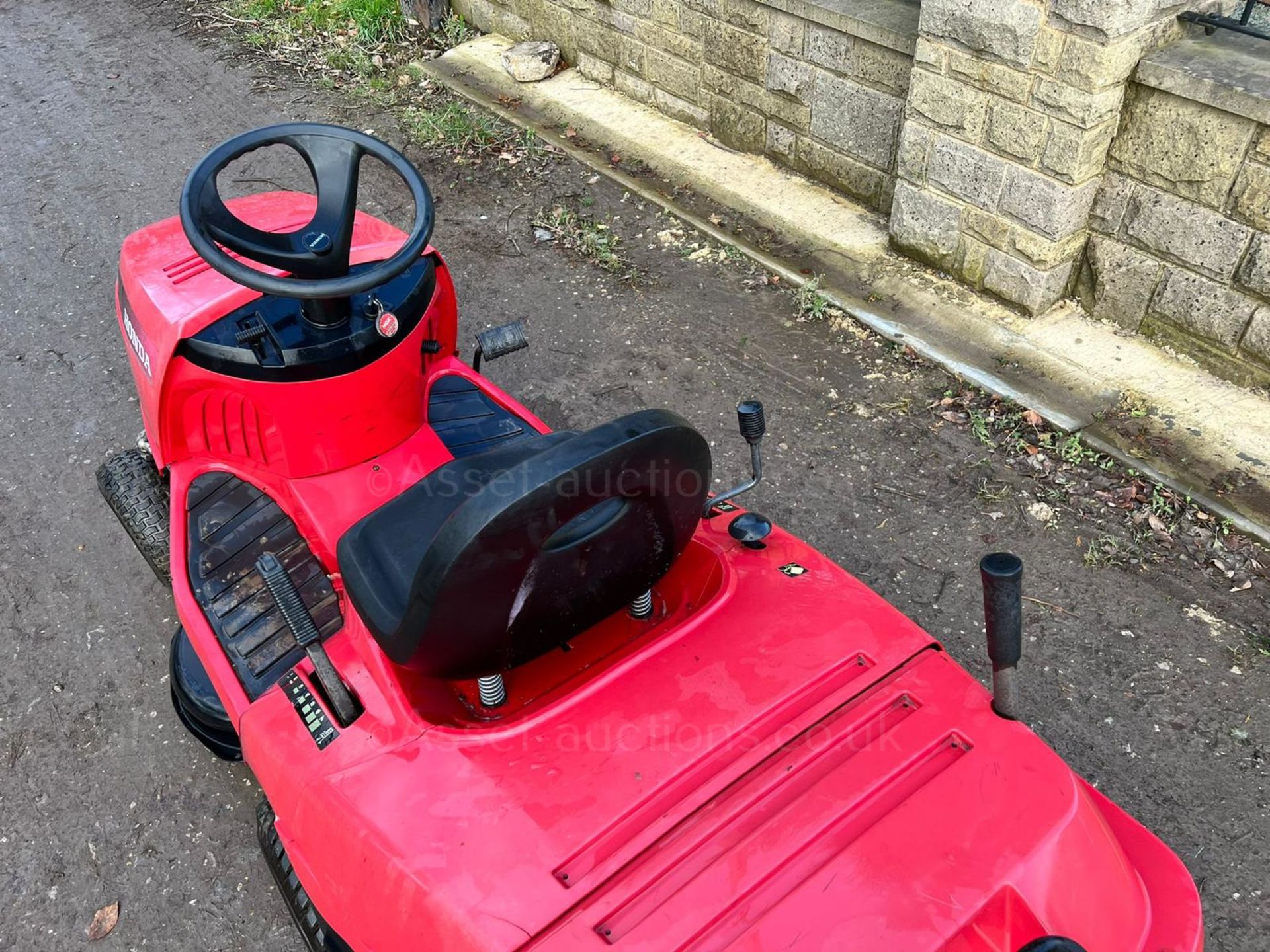 HONDA 2113 RIDE ON MOWER, RUNS DRIVES AND CUTS, GOOD SOLID DECK, HONDA 13hp ENGINE *NO VAT* - Image 9 of 9