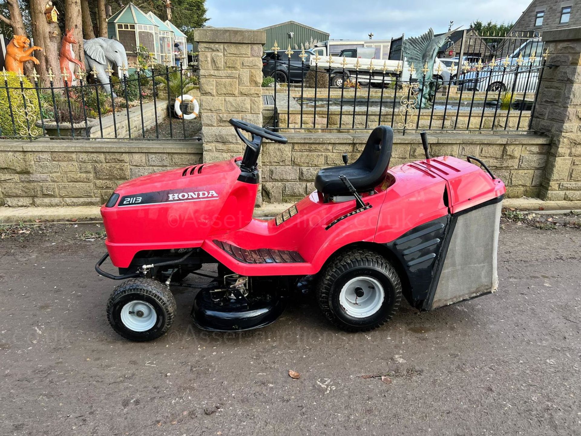 HONDA 2113 RIDE ON MOWER, RUNS DRIVES AND CUTS, GOOD SOLID DECK, HONDA 13hp ENGINE *NO VAT* - Image 4 of 9