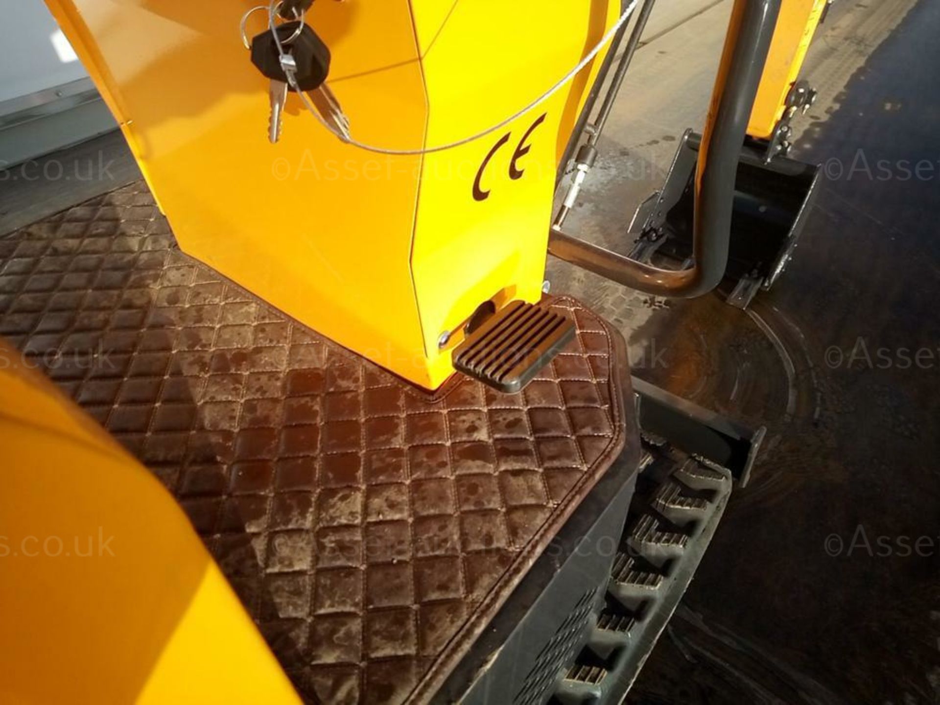 BRAND NEW 2021 PIPED MINI DIGGER / MICRO DIGGER, RUBBER TRACKS, BLADE, PIPED FOR BREAKER *PLUS VAT* - Image 8 of 9