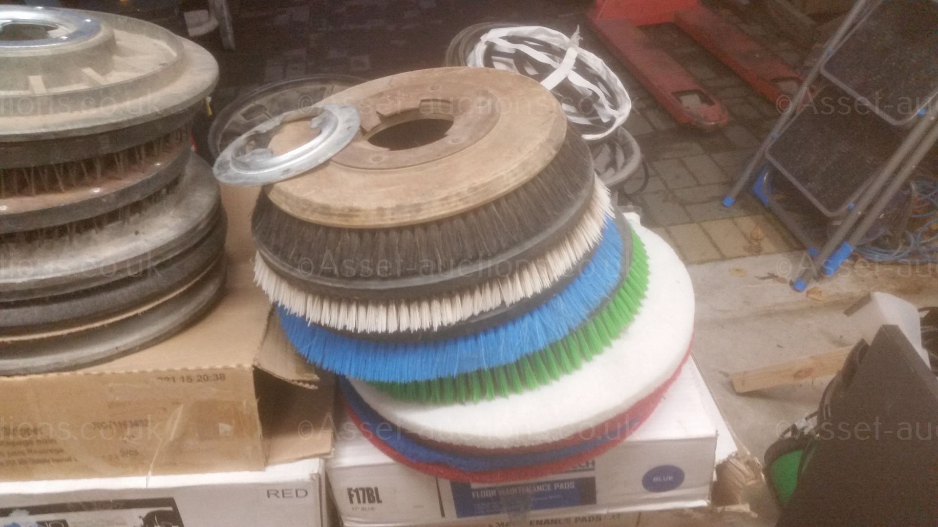 PALLET OF FLOOR SRUBBER ATTACMENTS, BUFFING PADS, SANDING DISCS, BRUSHES, HENRY VACUUM SPARES ETC - Image 17 of 22