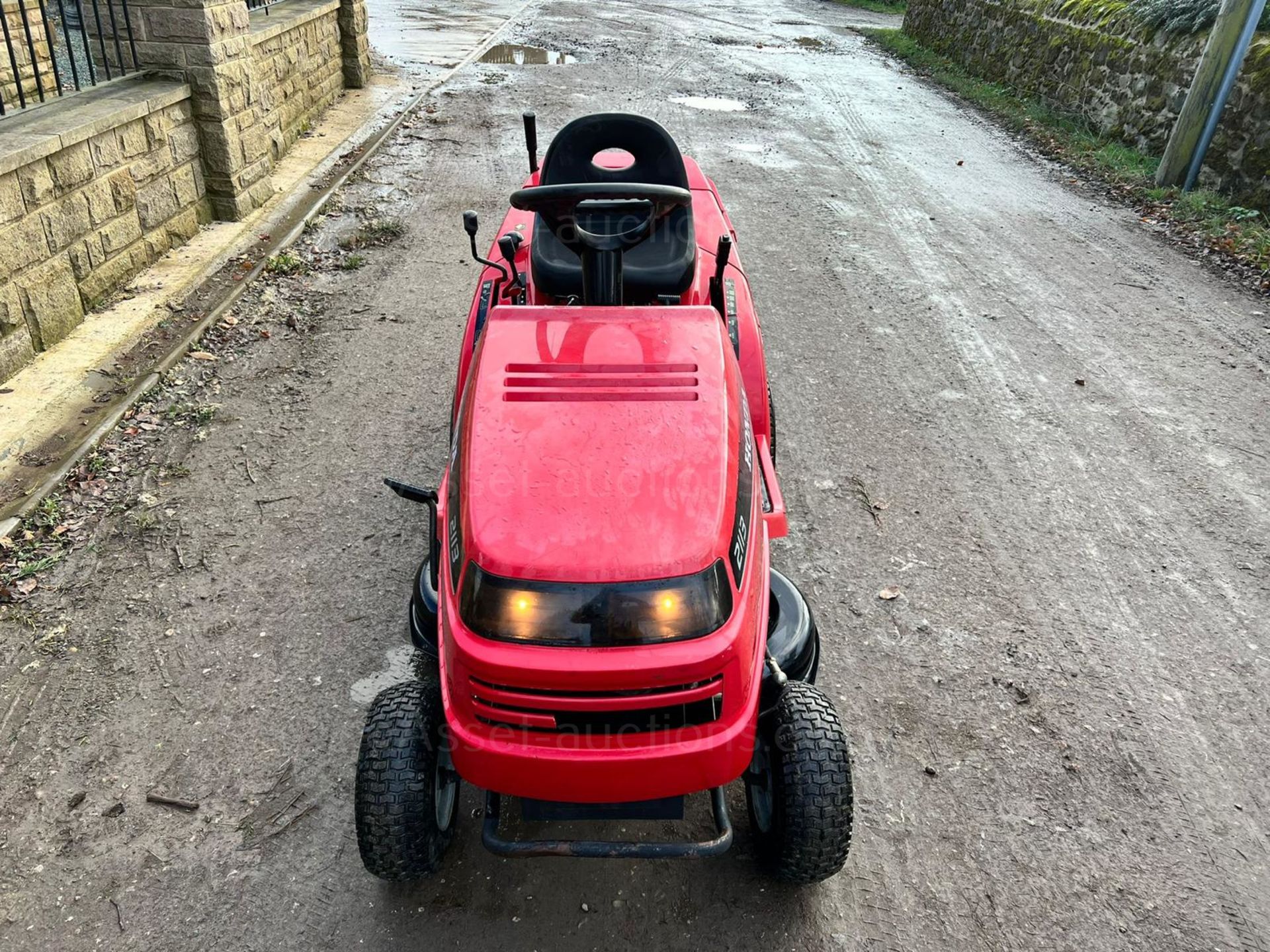 HONDA 2113 RIDE ON MOWER, RUNS DRIVES AND CUTS, GOOD SOLID DECK, HONDA 13hp ENGINE *NO VAT* - Image 2 of 9