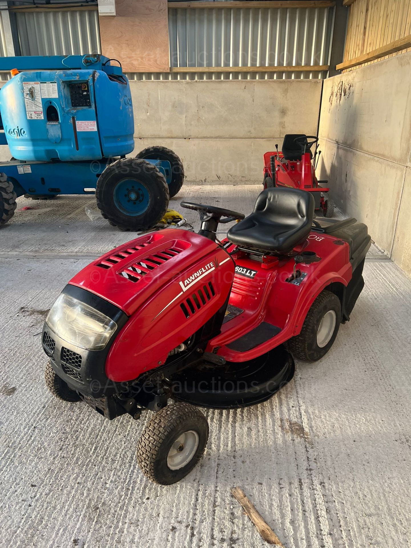 LAWNFLITE 603LT RIDE ON LAWN MOWER, RUNS WORKS AND CUTS, FRONT WORKING LIGHTS *NO VAT* - Image 2 of 5