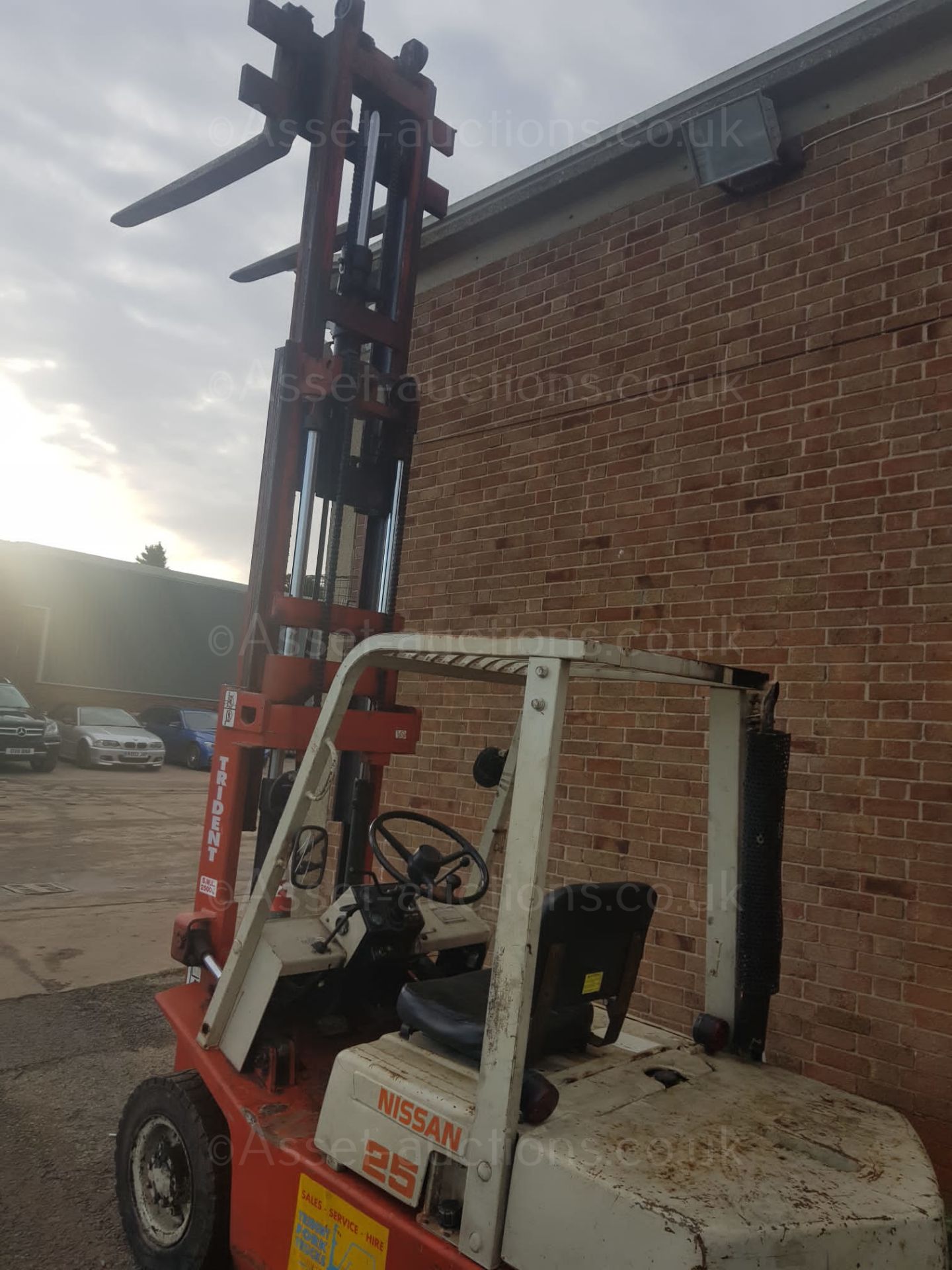 NISSAN 2.5T DIESEL FORKLIFT TRUCK, CONTAINER SPEC - STARTS LIFTS AND STOPS FINE, READY FOR WORK - Image 2 of 4