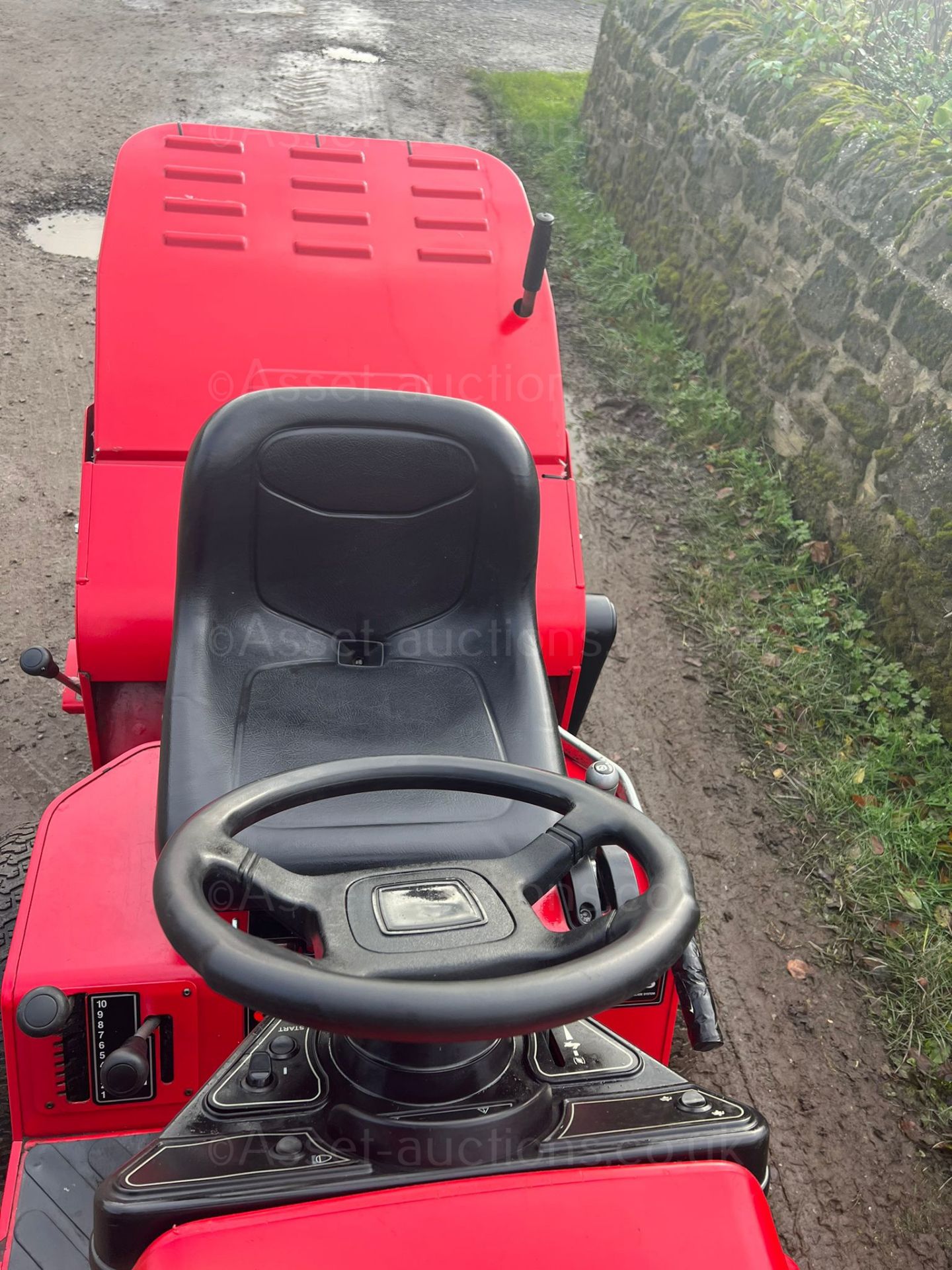 COUNTAX C600H 4 WHEEL DRIVE RIDE ON LAWN MOWER, RUNS WORKS AND CUTS, 4 WHEEL DRIVE *NO VAT* - Image 6 of 7