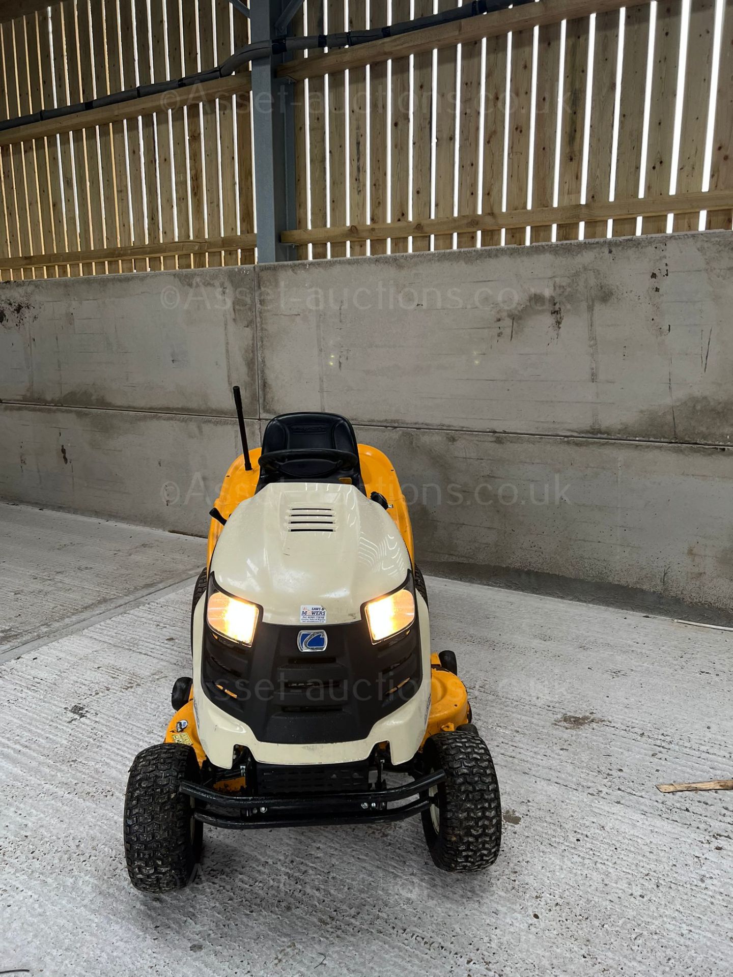 2015 CUB CADET 1020 RIDE ON LAWN MOWER, RUNS WORKS AND CUTS WELL, ONLY 250 HOURS FROM NEW *NO VAT* - Image 2 of 6