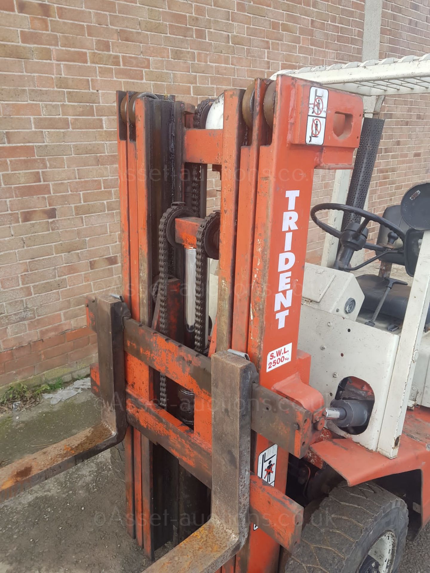 NISSAN 2.5T DIESEL FORKLIFT TRUCK, CONTAINER SPEC - STARTS LIFTS AND STOPS FINE, READY FOR WORK - Image 3 of 4