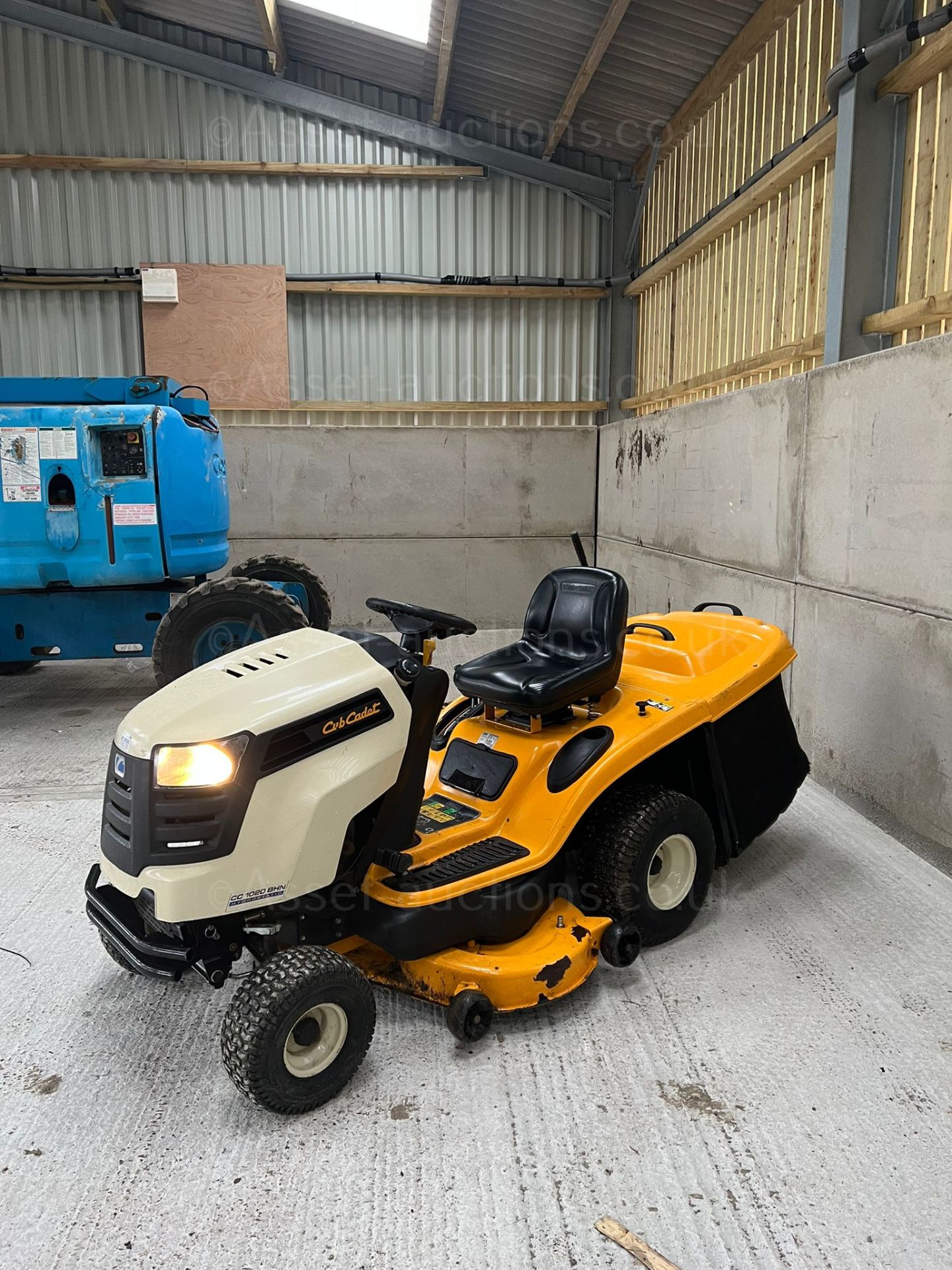 2015 CUB CADET 1020 RIDE ON LAWN MOWER, RUNS WORKS AND CUTS WELL, ONLY 250 HOURS FROM NEW *NO VAT* - Image 3 of 6