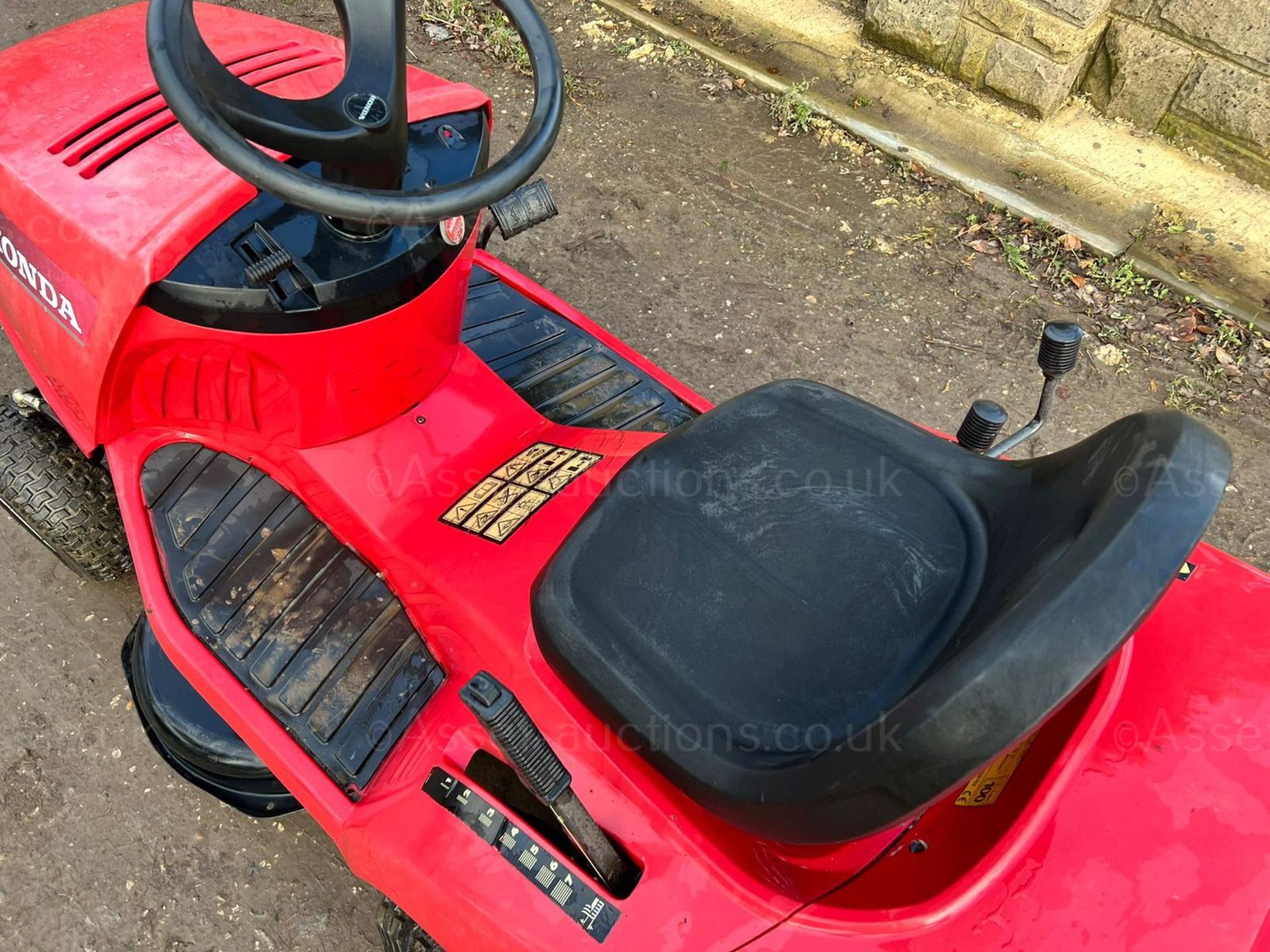 HONDA 2113 RIDE ON MOWER, RUNS DRIVES AND CUTS, GOOD SOLID DECK, HONDA 13hp ENGINE *NO VAT* - Image 8 of 9