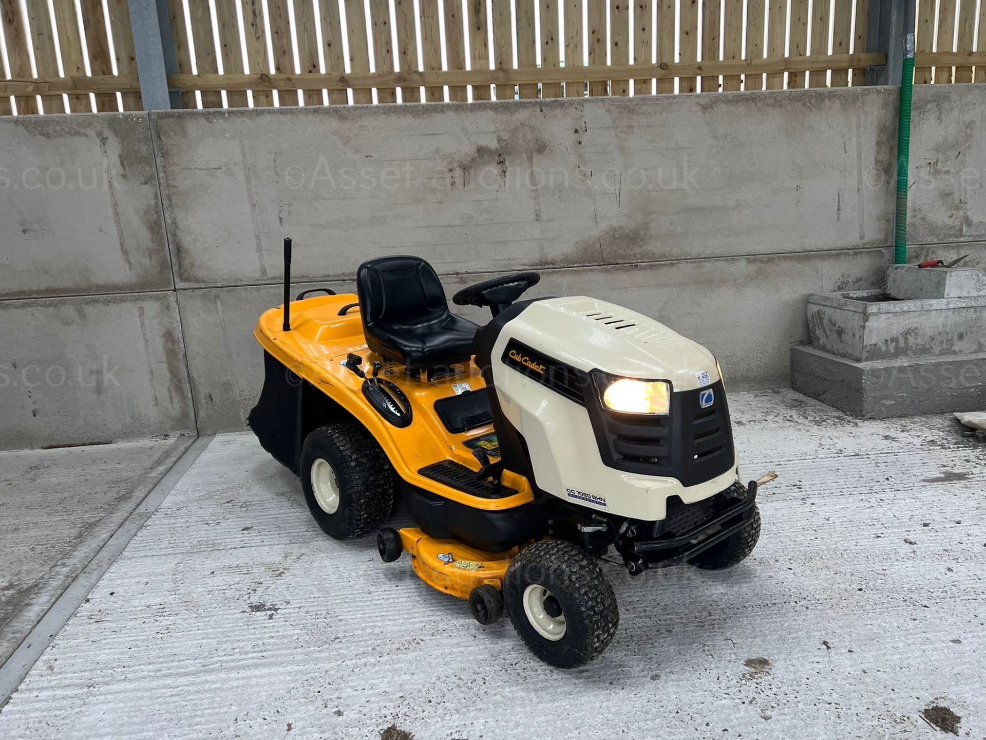 2015 CUB CADET 1020 RIDE ON LAWN MOWER, RUNS WORKS AND CUTS WELL, ONLY 250 HOURS FROM NEW *NO VAT*