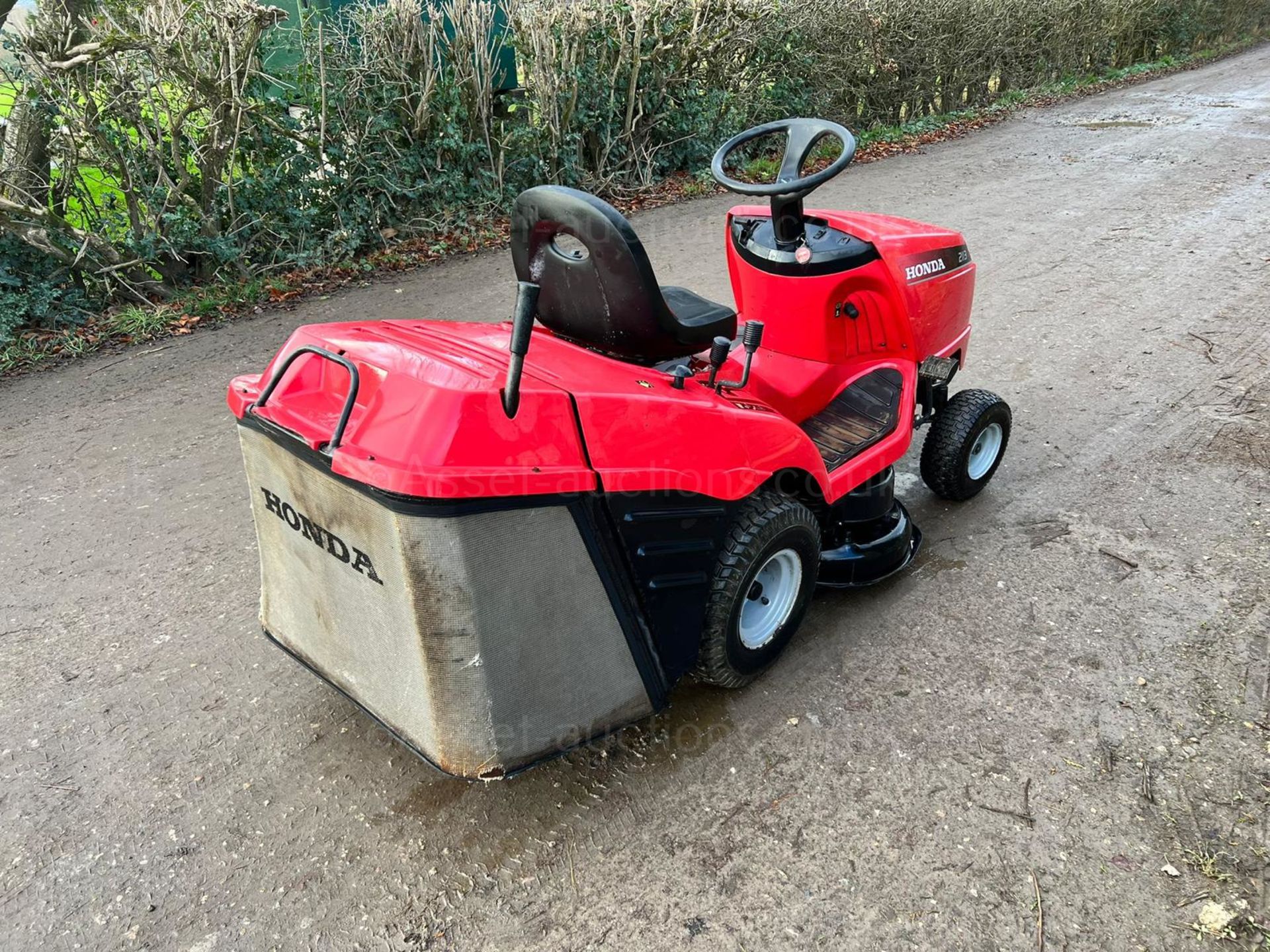 HONDA 2113 RIDE ON MOWER, RUNS DRIVES AND CUTS, GOOD SOLID DECK, HONDA 13hp ENGINE *NO VAT* - Image 6 of 9