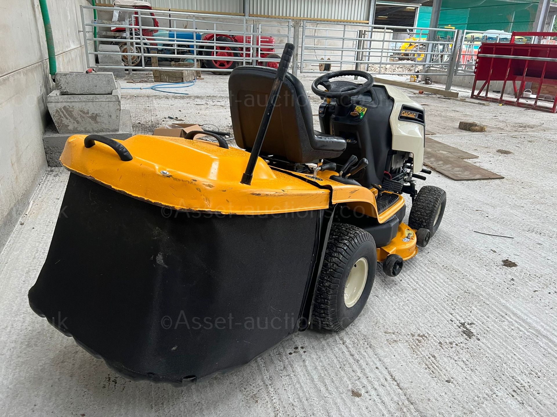 2015 CUB CADET 1020 RIDE ON LAWN MOWER, RUNS WORKS AND CUTS WELL, ONLY 250 HOURS FROM NEW *NO VAT* - Image 4 of 6
