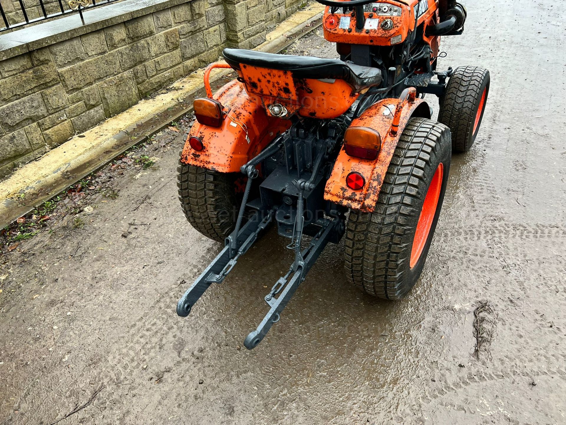 KUBOTA B5100E 15hp COMPACT TRACTOR, RUNS DRIVES AND WORKS, GRASS TYRES *PLUS VAT* - Image 6 of 9