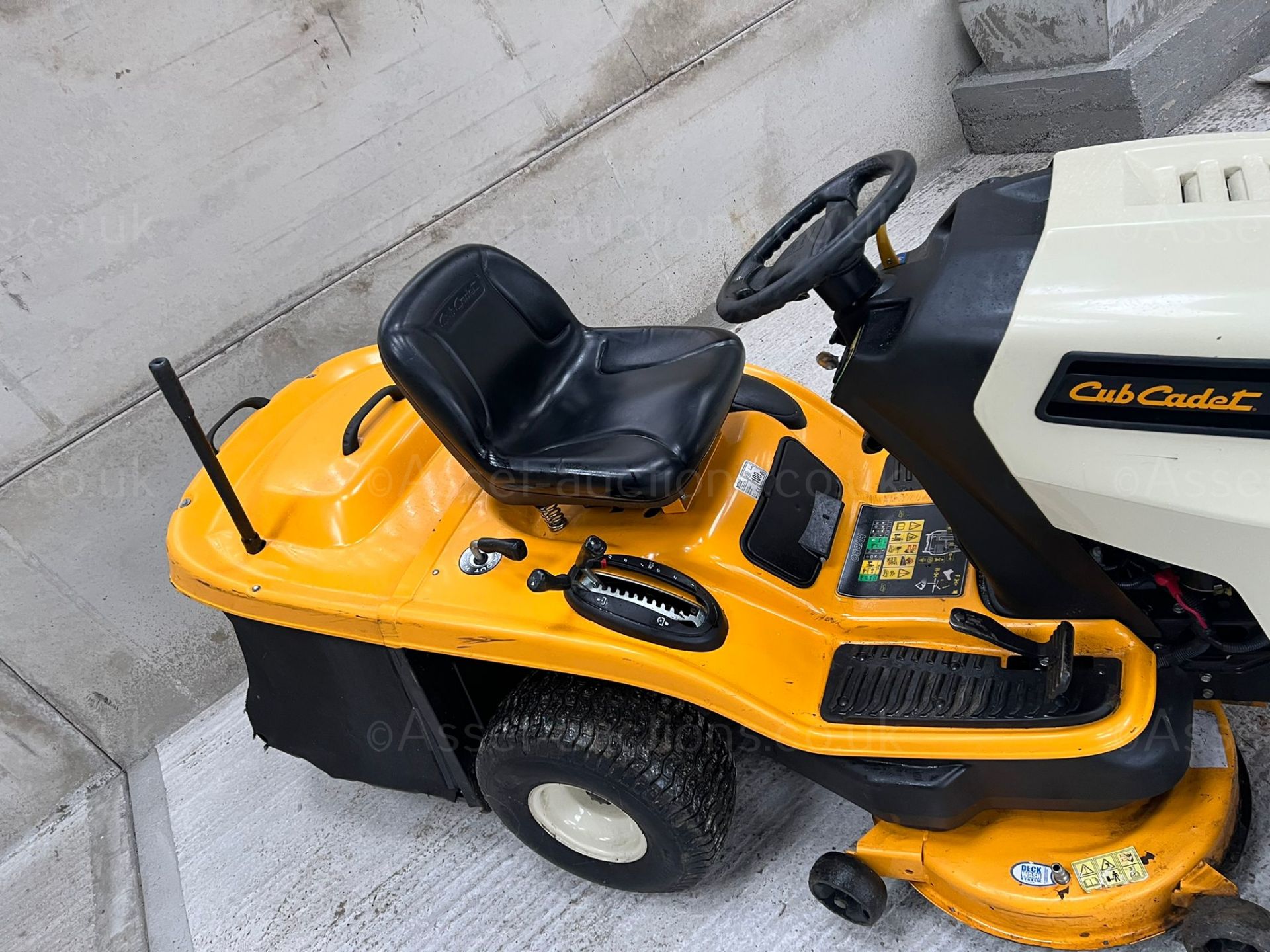2015 CUB CADET 1020 RIDE ON LAWN MOWER, RUNS WORKS AND CUTS WELL, ONLY 250 HOURS FROM NEW *NO VAT* - Image 5 of 6