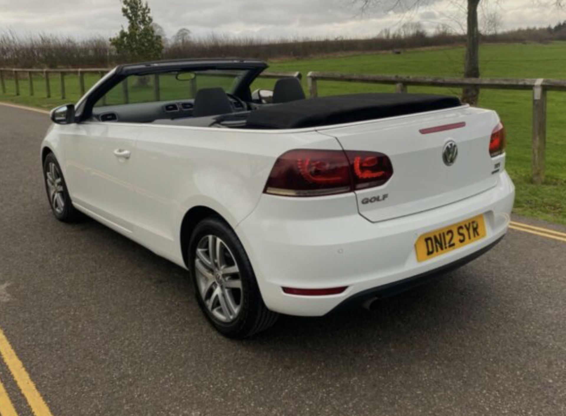 2012 VOLKSWAGEN GOLF S BLUEMOTION TECH TDI WHITE CONVERTIBLE, 150K MILES *NO VAT* - Image 6 of 12