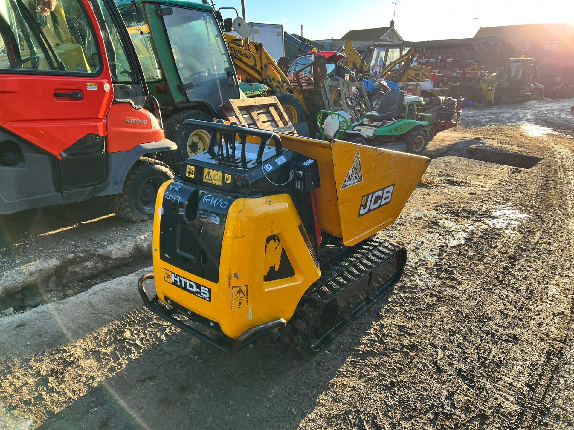 2017 JCB HTD-5 DIESEL TRACKED DUMPER, RUNS DRIVES AND WORKS, KOHLER DIESEL ENGINE *PLUS VAT* - Image 4 of 15