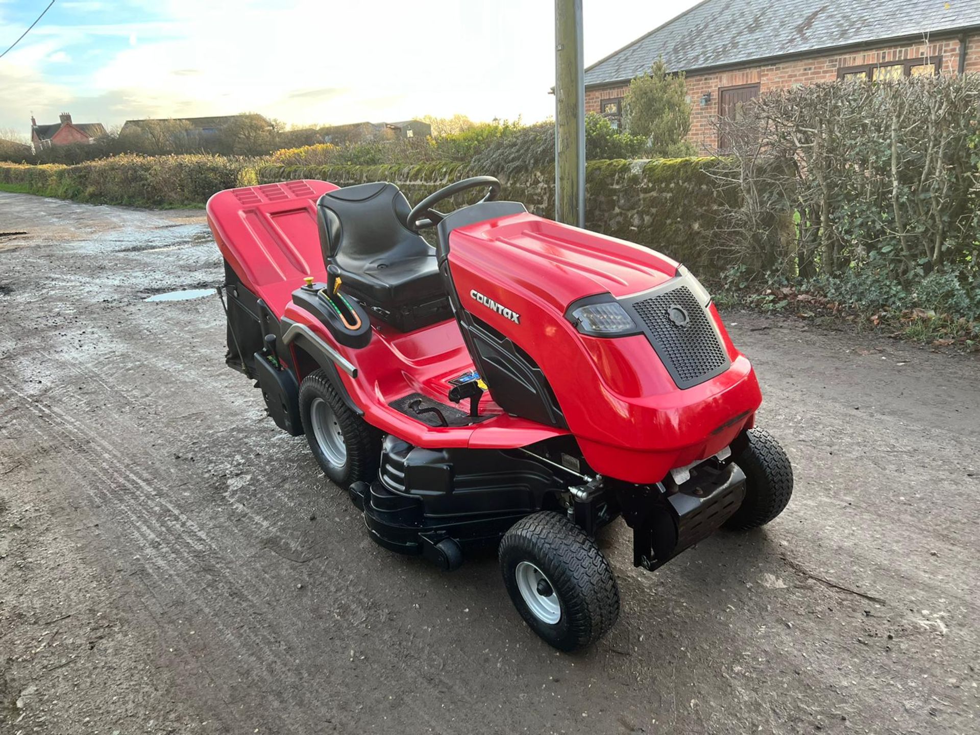 2016 WESTWOOD/COUNTAX 60 RIDE ON LAWN MOWER WITH PGC, SHOWING A LOW 102 HOURS *NO VAT*