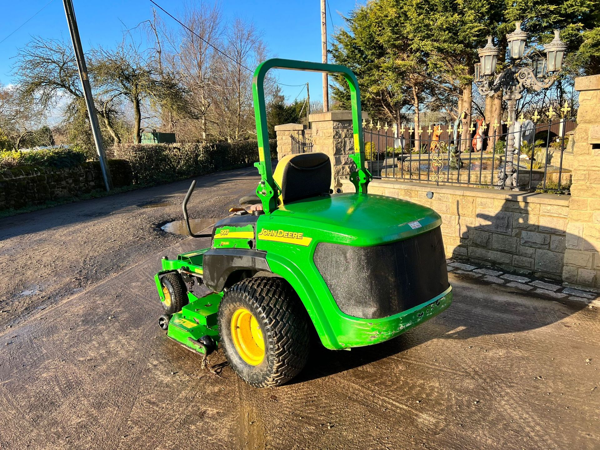 JOHN DEERE Z997 Z-TRAK ZERO TURN DIESEL MOWER, RUNS DRIVES AN CUTS WELL *PLUS VAT* - Image 4 of 12