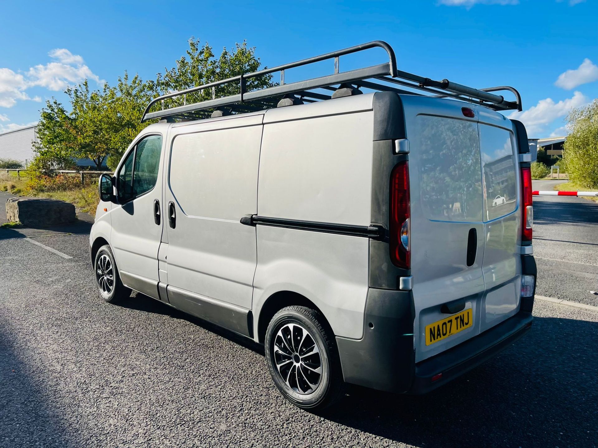 2007 VAUXHALL VIVARO 2700 CDTI SWB SILVER PANEL VAN, 143,034 MILES, 2.0 DIESEL *NO VAT* - Image 3 of 11