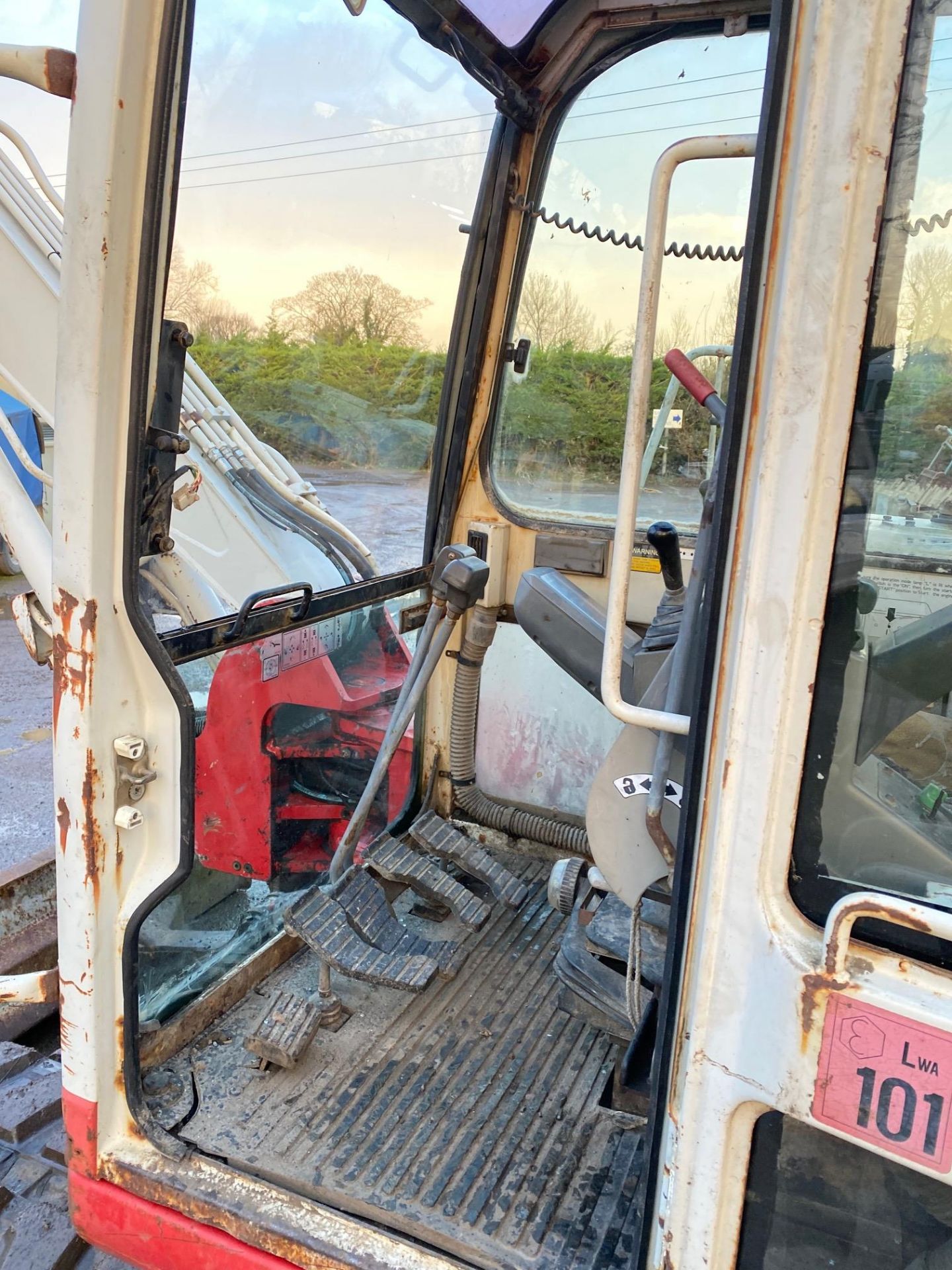 99 TAKEUCHI TB070 TON EXCAVATOR, 4500 HOURS, RECENT NEW TRACKS, STARTS AND RUNS WELL *PLUS VAT* - Image 6 of 7