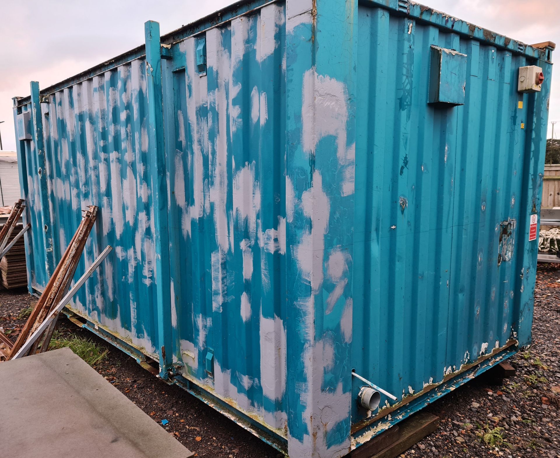 16ft x 9ft TOILET CABIN, 3 x MALE TOILETS AND 2 UNRINALS, 1x FEMALE TOILETS, LOCKING DOORS *PLUS VAT - Image 3 of 3