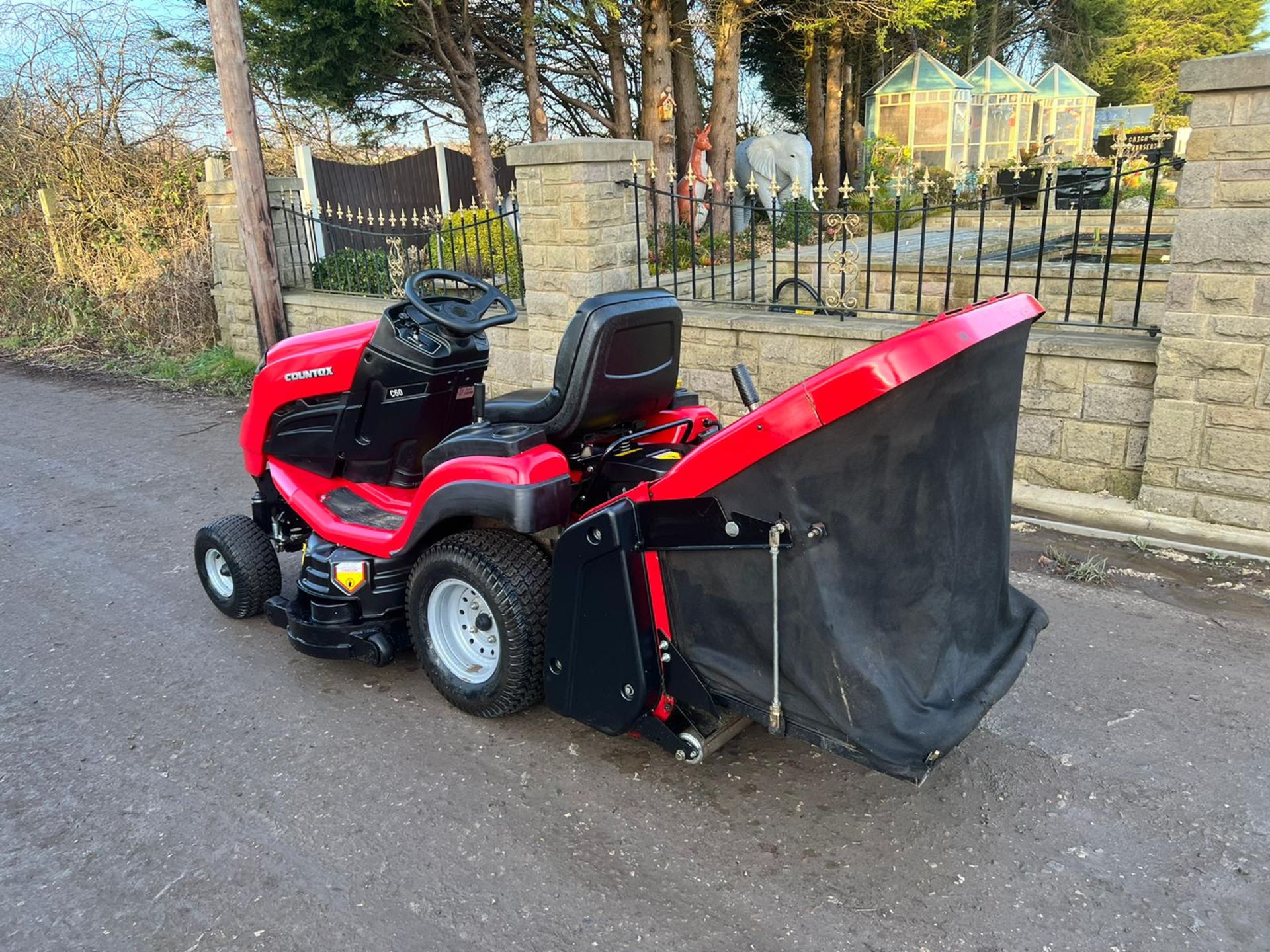 2016 WESTWOOD/COUNTAX 60 RIDE ON LAWN MOWER WITH PGC, SHOWING A LOW 102 HOURS *NO VAT* - Image 4 of 8