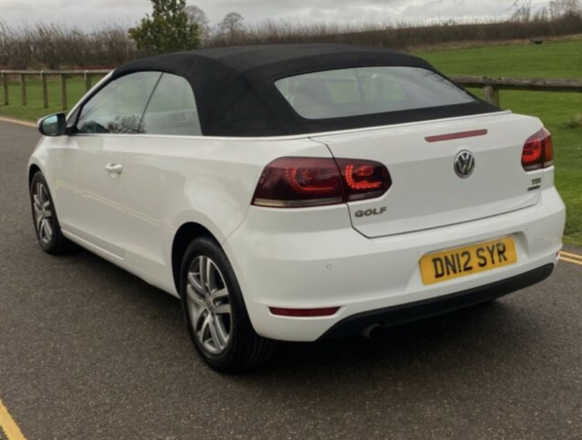 2012 VOLKSWAGEN GOLF S BLUEMOTION TECH TDI WHITE CONVERTIBLE, 150K MILES *NO VAT* - Image 5 of 12