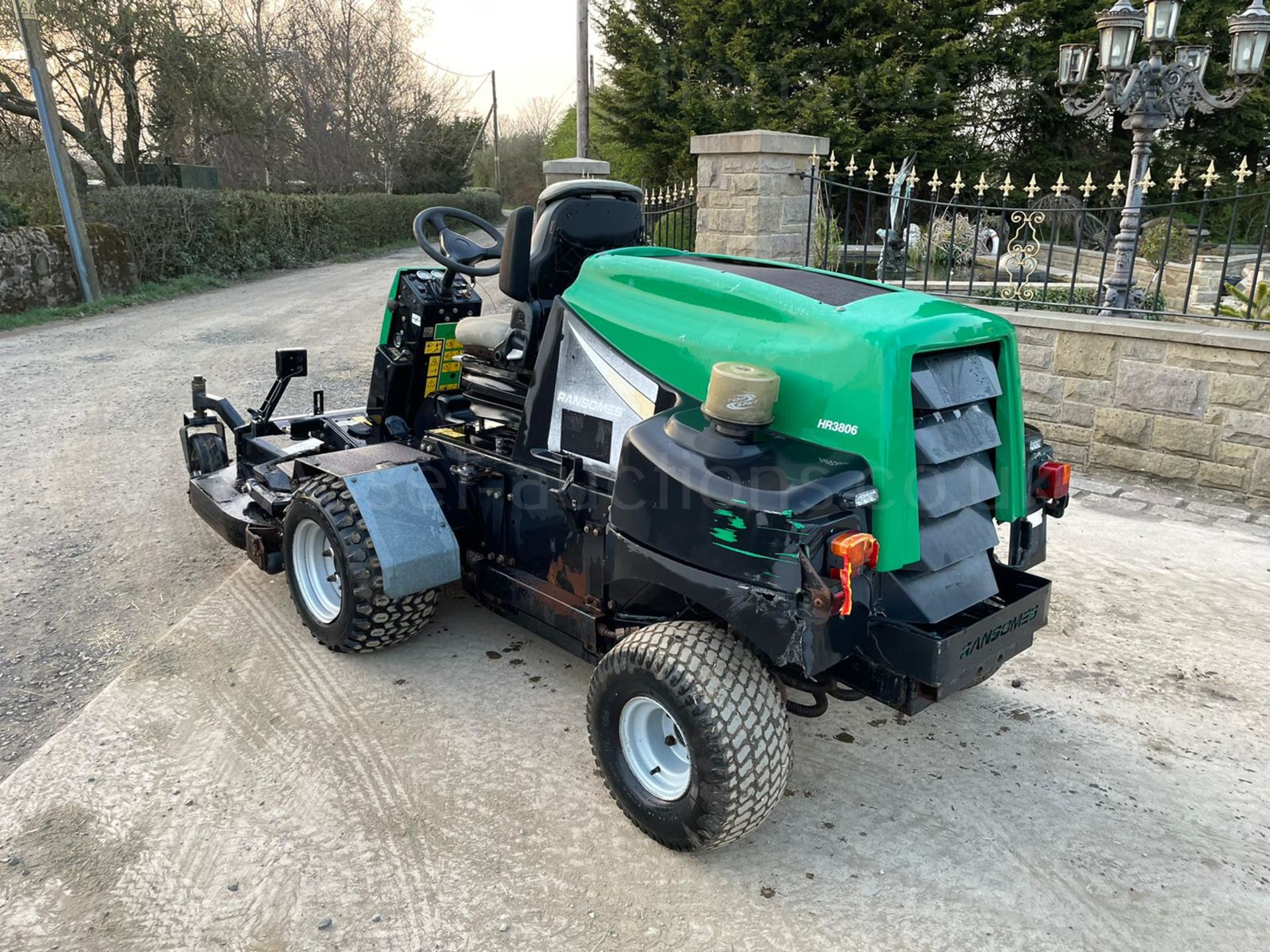 RANSOMES HR3806 RIDE ON MOWER, LOW 2915 HOURS, HYDROSTATIC *PLUS VAT* - Image 2 of 10