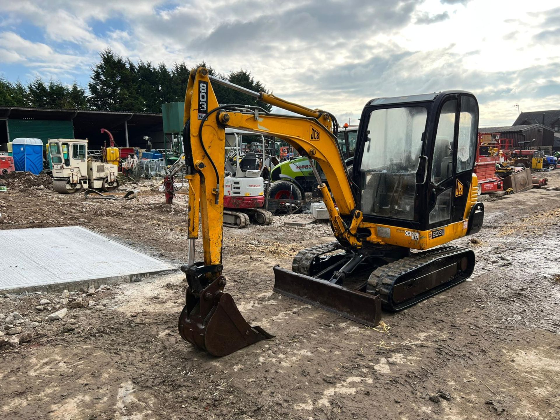 2003 JCB 803 PLUS 3 TON MINI DIGGER, RUNS DRIVES AND DIGS, FULLY CABBED, GOOD SET OF TRACKS - Image 2 of 15