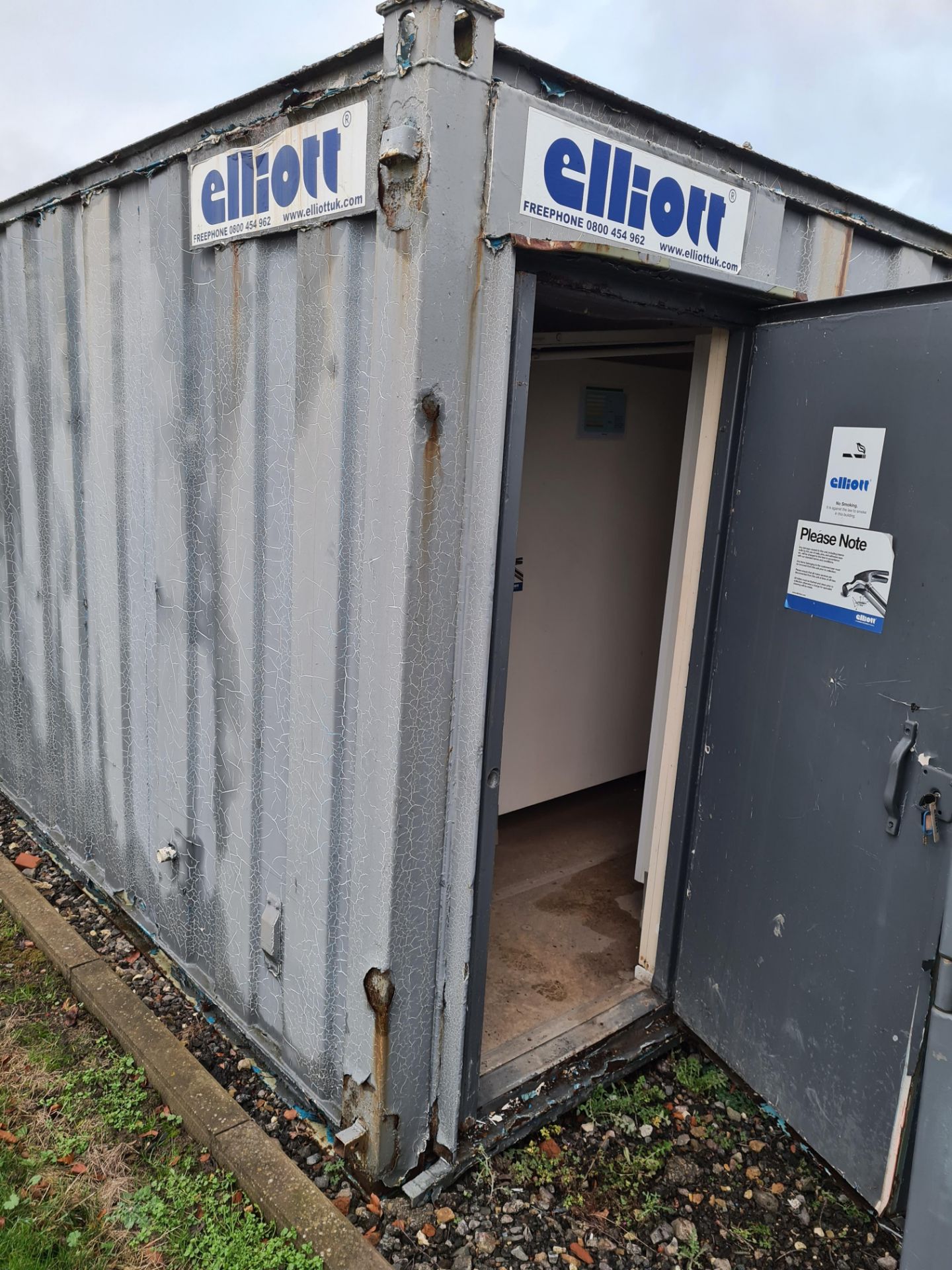 GREY 16ft x 9fT TOILET CABIN, HEATERS, LIGHTS, LOCKING DOORS, SOLD AS IS, EX SITE REMOVAL *PLUS VAT* - Image 2 of 4