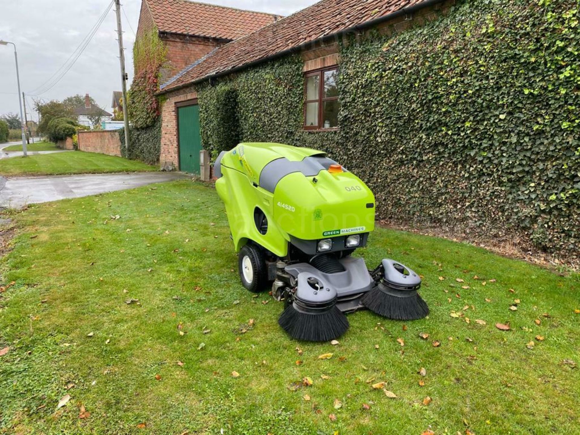 TENNANT GREEN MACHINE MODEL: 414S2D PEDESTRIAN SWEEPER/ COLLECTOR, GENUINE 7 HOURS FROM NEW - Image 6 of 11