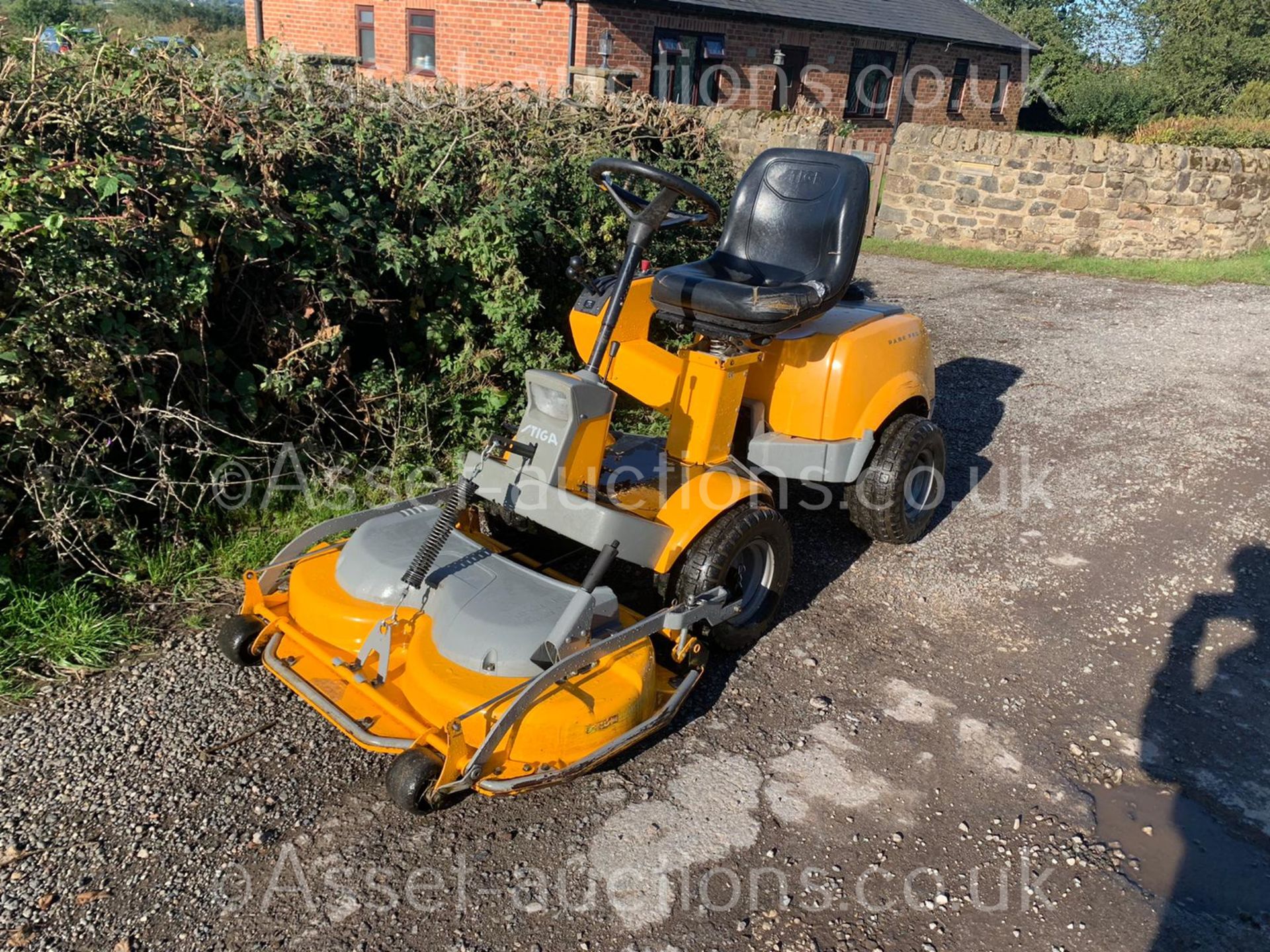 STIGA PARK PRO 16 RIDE ON MOWER, RUNS DRIVES AND CUTS WELL, GOOD SOLID 95cm TWIN BLADE DECK - Image 3 of 11
