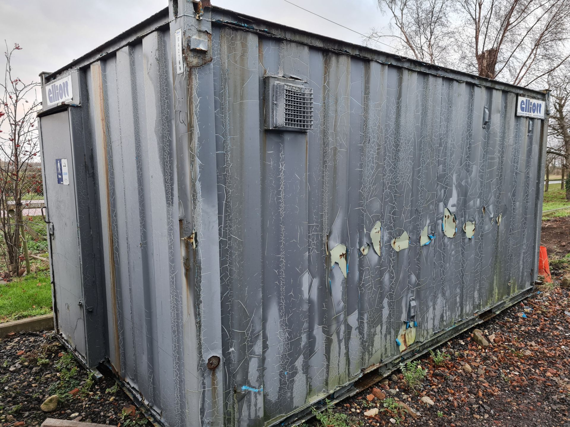 GREY 16ft x 9fT TOILET CABIN, HEATERS, LIGHTS, LOCKING DOORS, SOLD AS IS, EX SITE REMOVAL *PLUS VAT* - Image 3 of 4